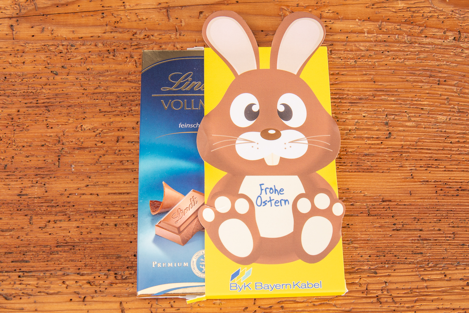 Individuell bedruckte Schoko-Gru&szlig;karte mit Osterhasen-Motiv als Merch