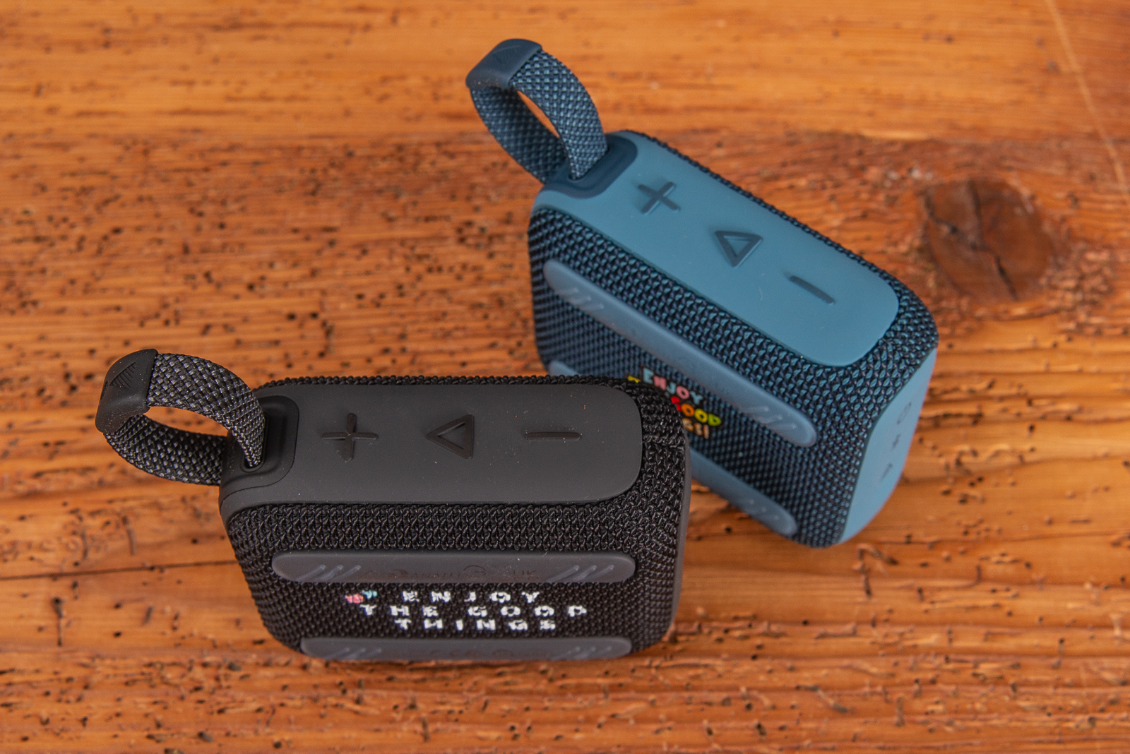 Draufsicht auf zwei JBL GO 4 Bluetooth Speaker als Werbemittel f&uuml;r Gewinnspiel, Pr&auml;mie, Kundenevent oder Mitarbeitergeschenk.