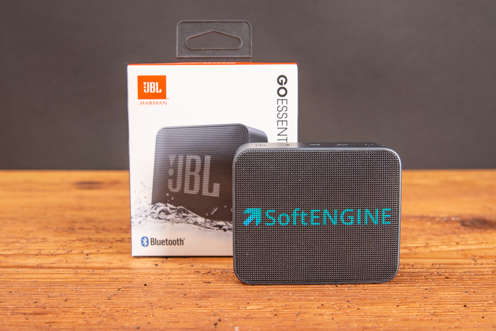 Schwarzer JBL GO Essential Bluetooth Lautsprecher mit t&uuml;rkisem Logodruck SoftENGINE als Werbeartikel.