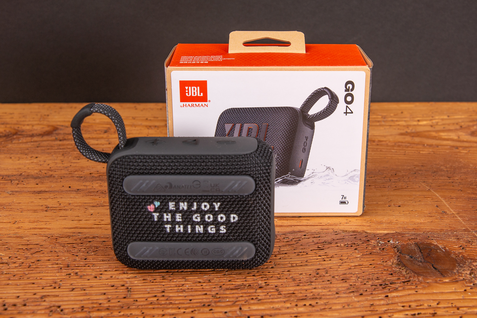 Ein schwarzer JBL GO 4 Lautsprecher mit Logodruck und Fachhandelsverpackung als Mitarbeitergeschenk.