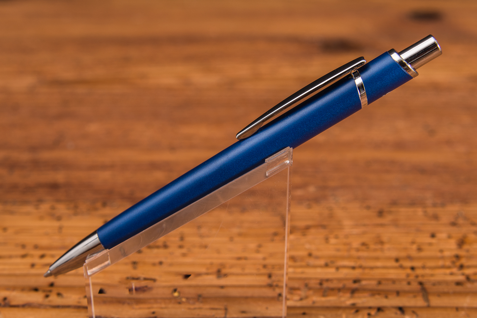 Nachhaltiger Parker Kugelschreiber mit Logo in blau als incentiv f&uuml;r Kunden und Mitarbeiter