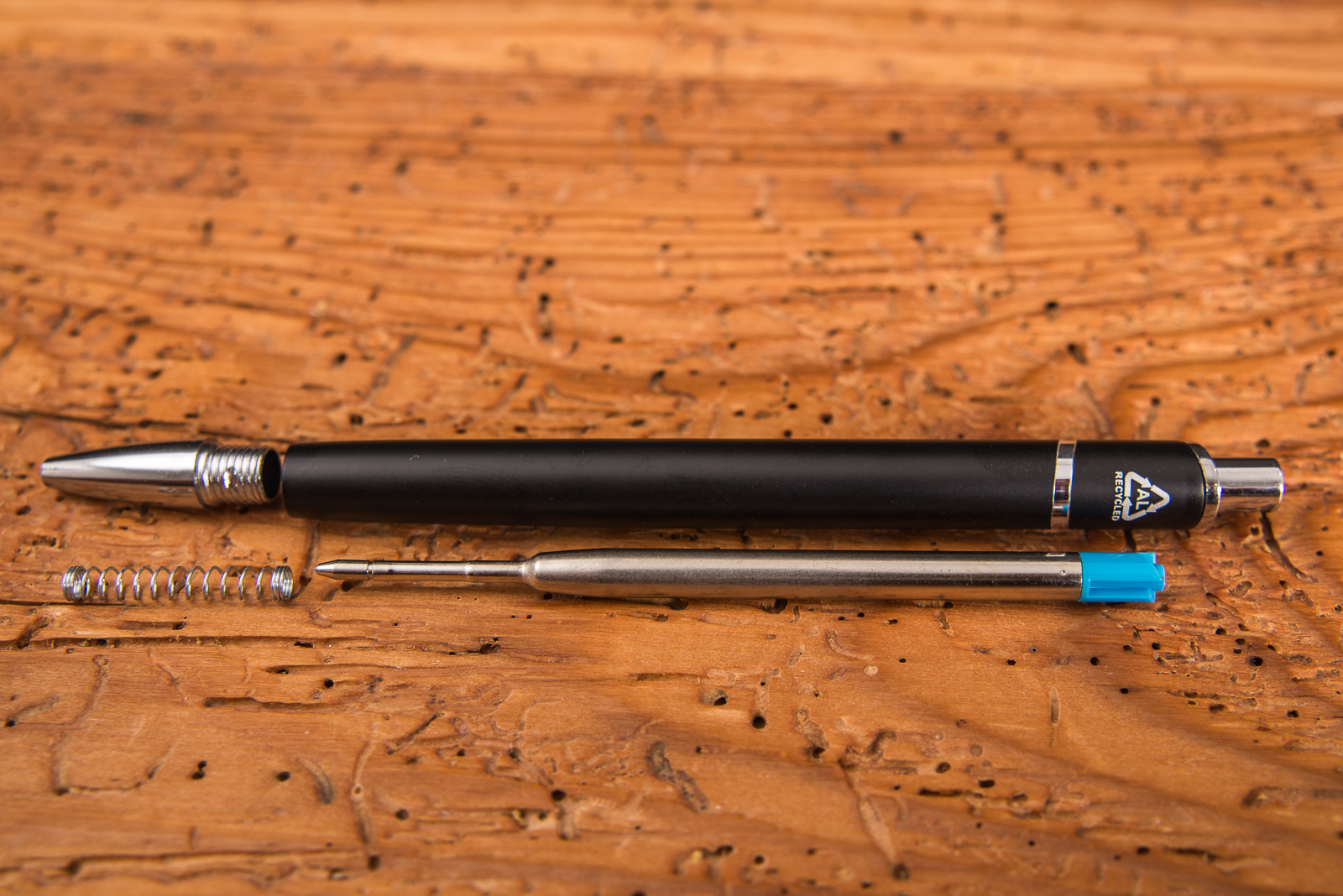 G&uuml;nstiger Kugelschreiber aus recyceltem Aluminium mit Gro&szlig;raummine als nachhaltiger Werbeartikel