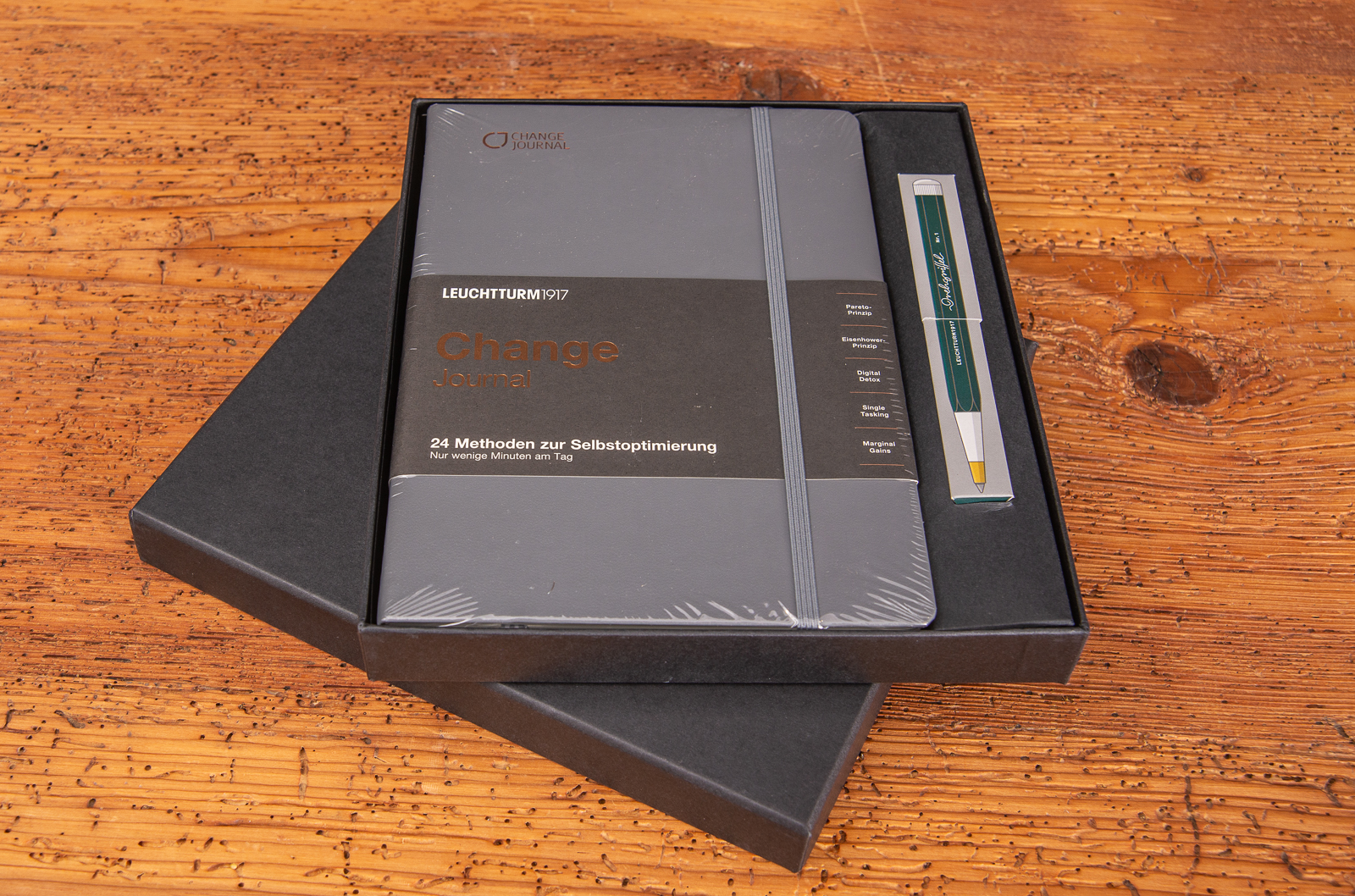 Leuchtturm1917 Geschenkbox mit Bullet Journal und Drehgriffel.