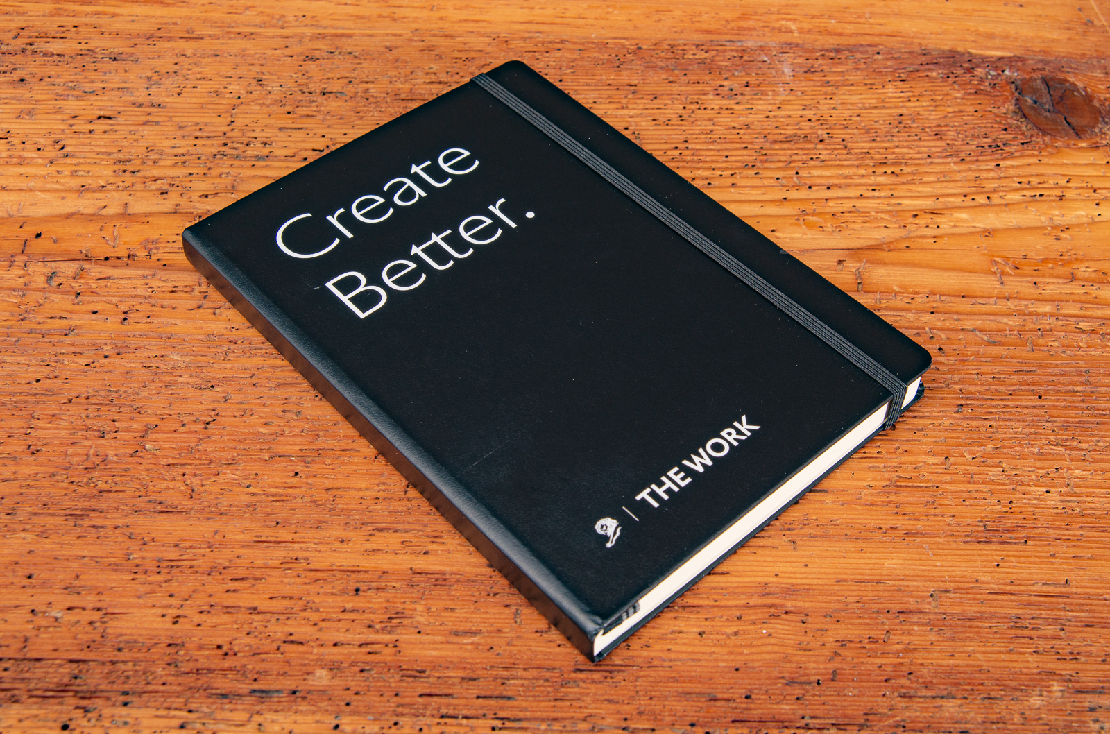 Leuchtturm1917 schwarzes Softcover-Notizbuch mit Gummiband und Logodruck als Markenartikel im Merchandise.