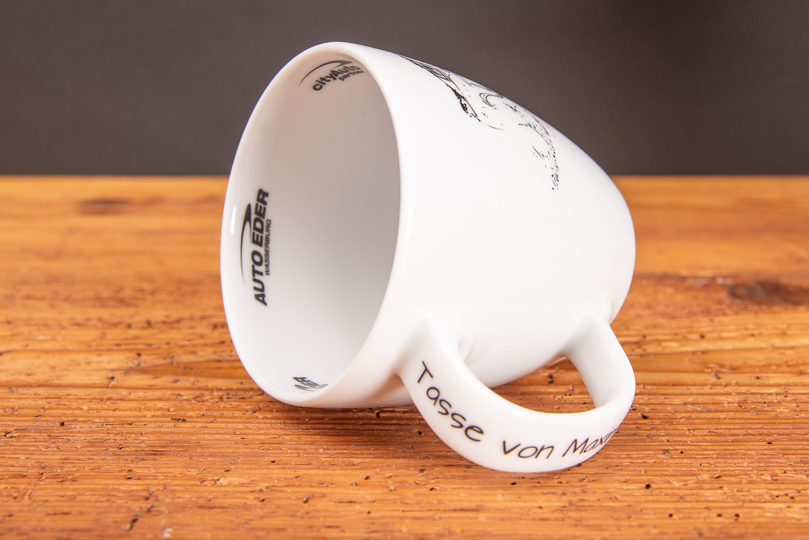 Wei&szlig;e Jumbotasse mit schwarzem Druck als Werbeartikel.