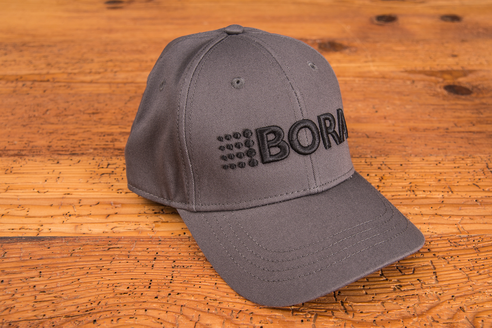 BORA l&auml;sst individuelle Caps mit Logo besticken. Der 3D Stick besticht durch eine tolle Haptik und Optik. 