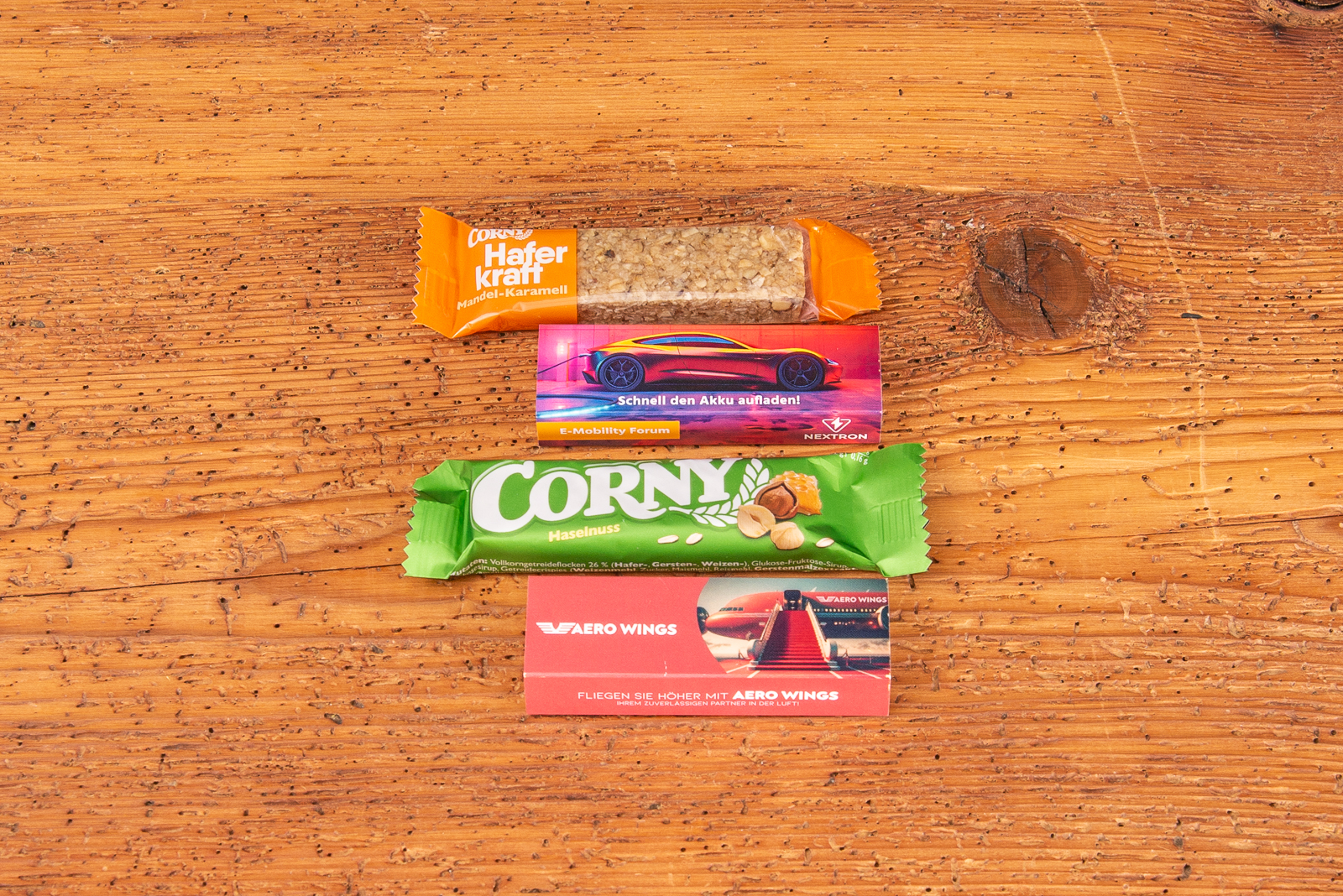 Haferkraft Riegel und Corny M&uuml;sliriegel als Werbeartikel bestellen mit Kartonschuber im Digitaldruck zu personalisieren.