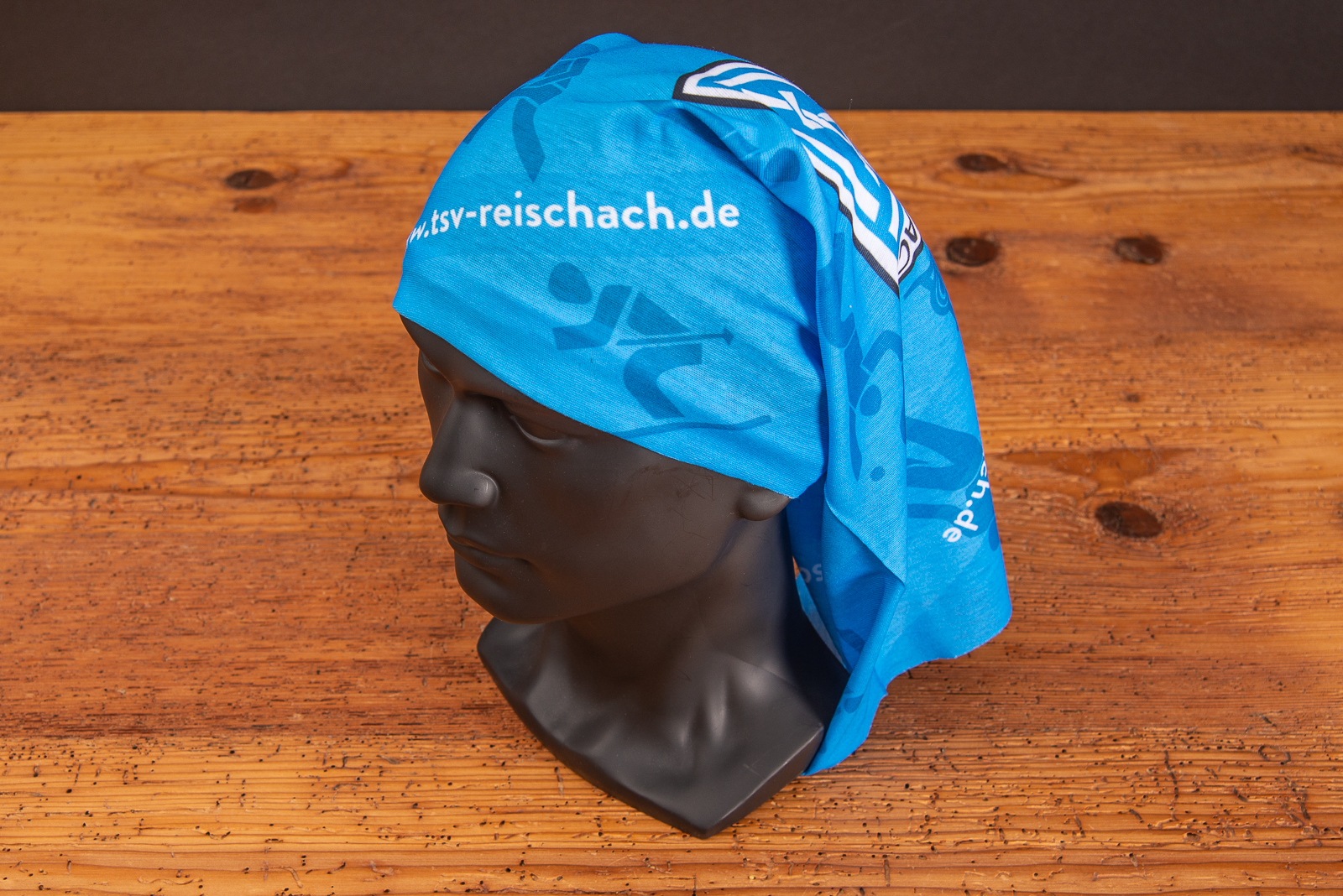 Bedrucktes Multifunktionstuch f&uuml;r einen Sportverein als Werbeartikel.