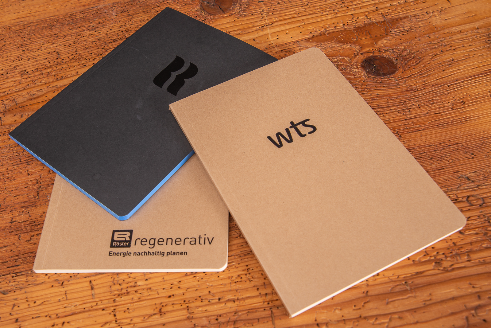 Drei verschiedene Notizb&uuml;cher mit Logopr&auml;gung als Werbeartikel.