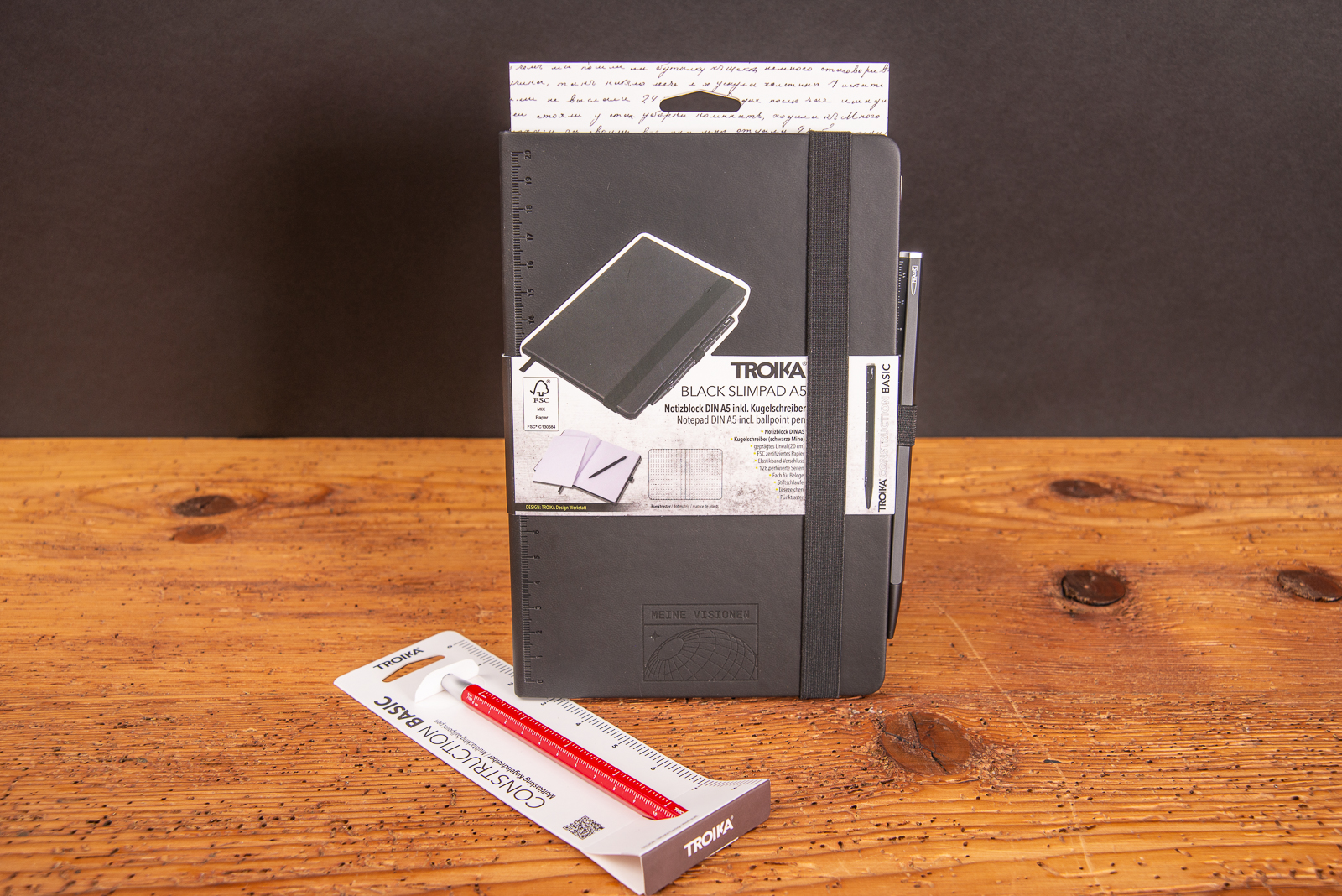 Schwarzes Notizbuch aus Kunstleder mit farbigen Kugelschreiber von Troika