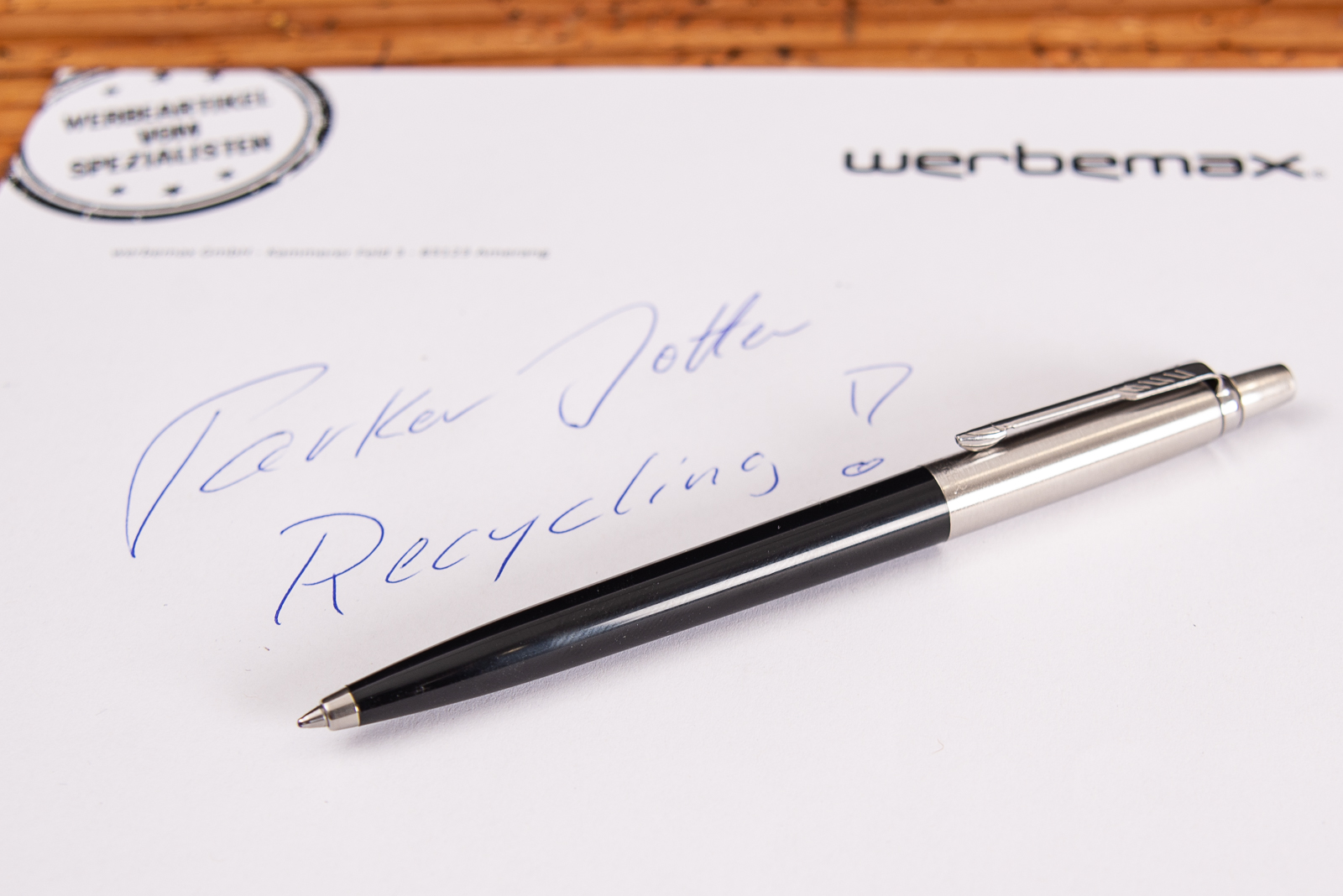 Schwarzer Parker Jotter, der Klassiker unter den Kundenpr&auml;senten, als nachhaltiges Werbegeschenk im eleganten Etui. 