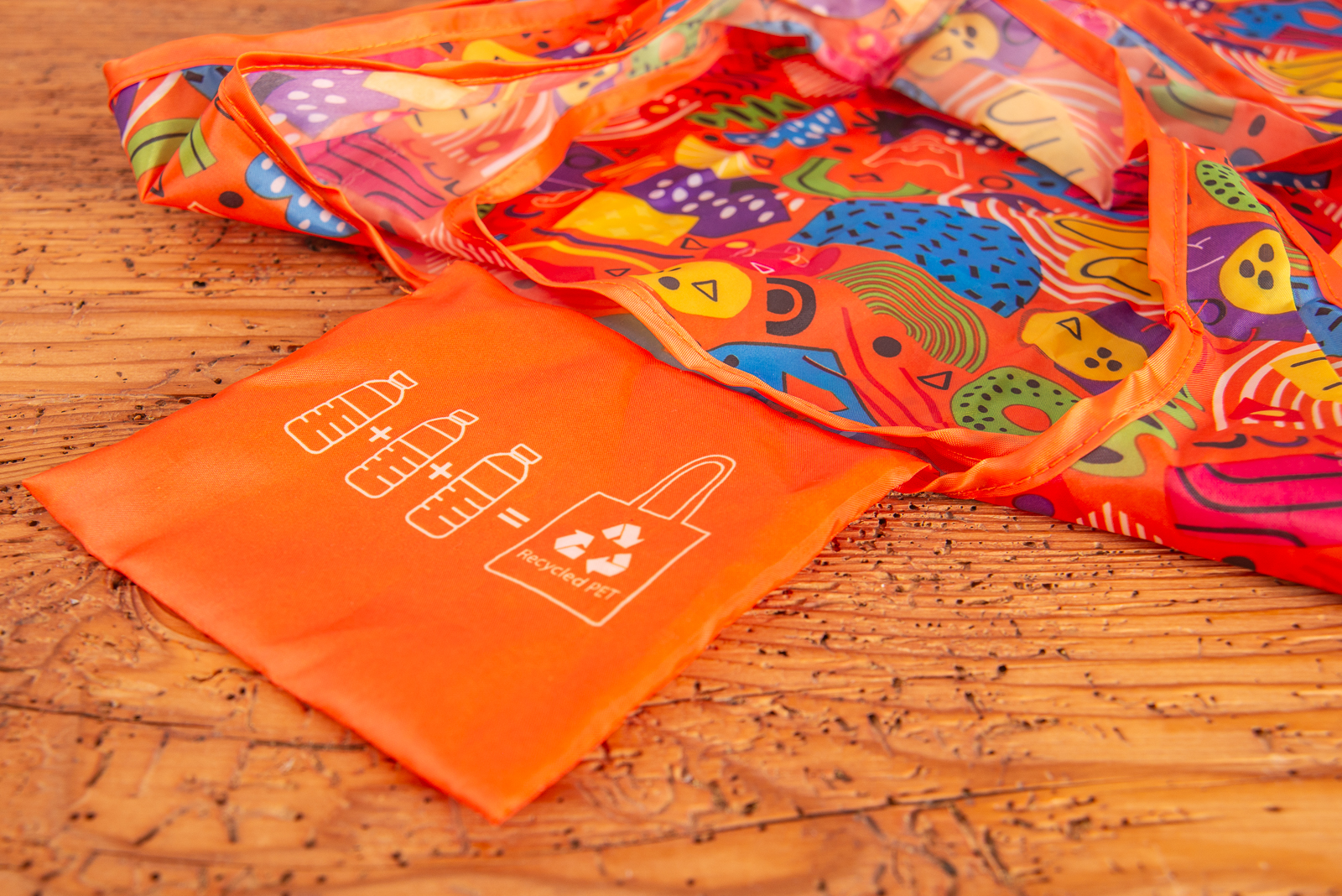 Sonderanfertigung einer nachhaltigen, allover gestalteten Einkaufstasche die zusammengefaltet werden kann und in einem extra T&auml;schchen verstaut wird. 