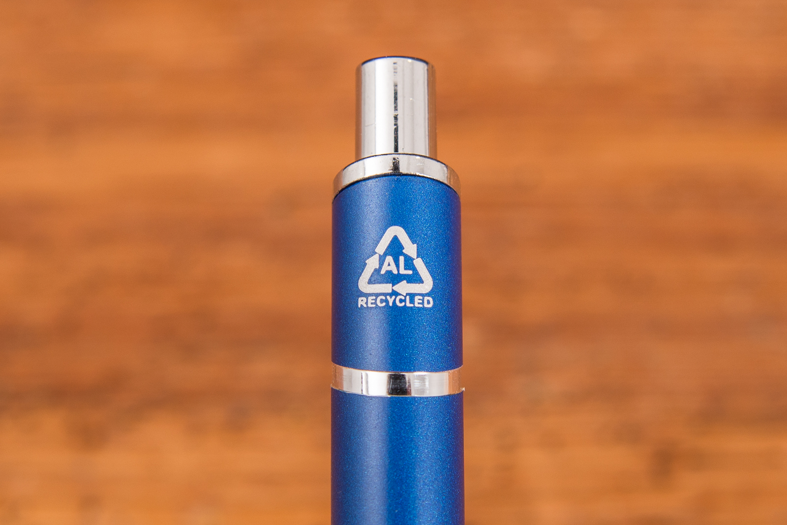 Nachhaltigkeitssymbol auf Parker Kugelschreiber, der Recyclingkreislauf zeichnet den nachhaltigen Werbeartikel gut lesbar aus.