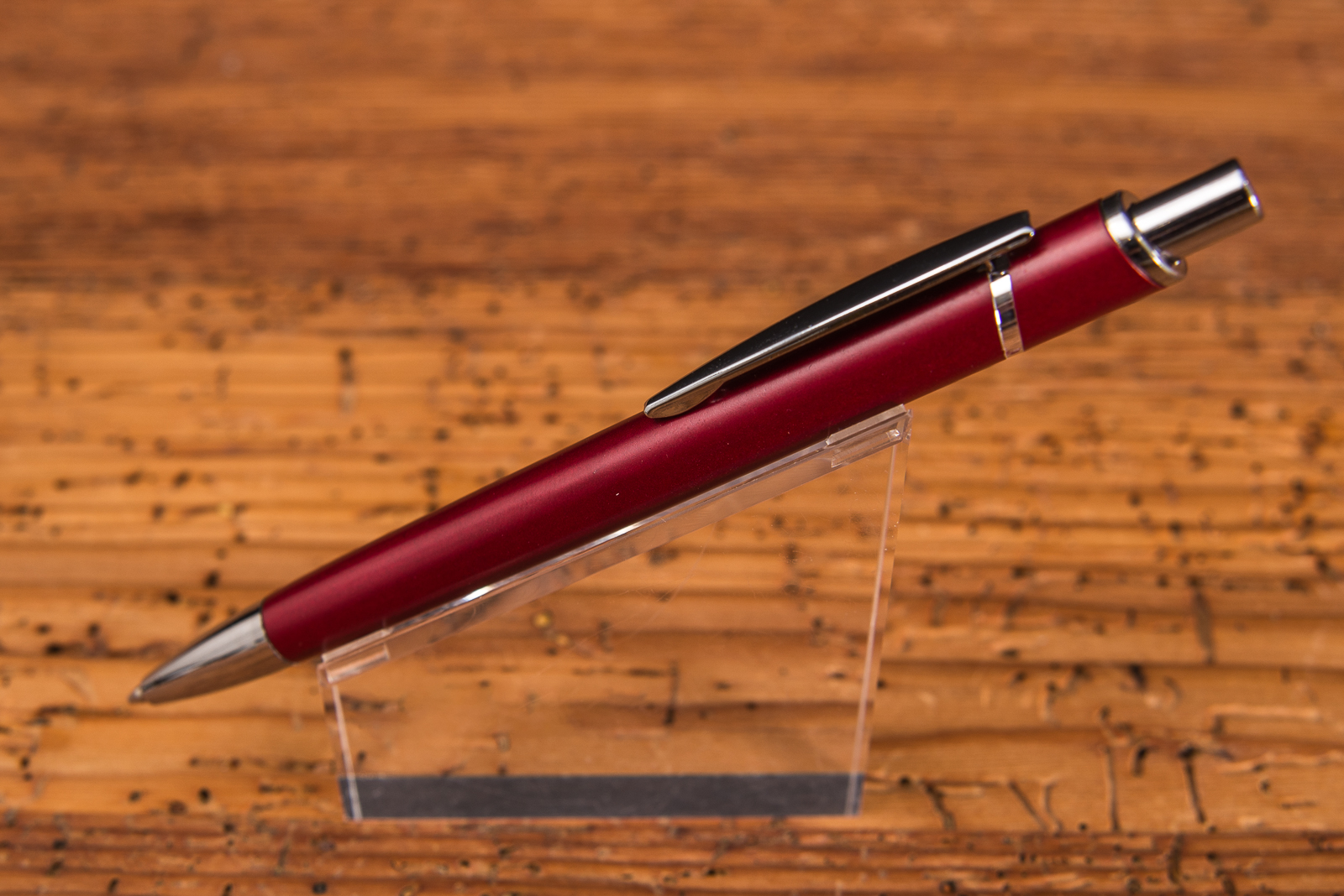 Roter Kugelschreiber aus recyceltem Aluminium perfekt f&uuml;r eine Gravur auf dem Clip oder Schaft als Merch