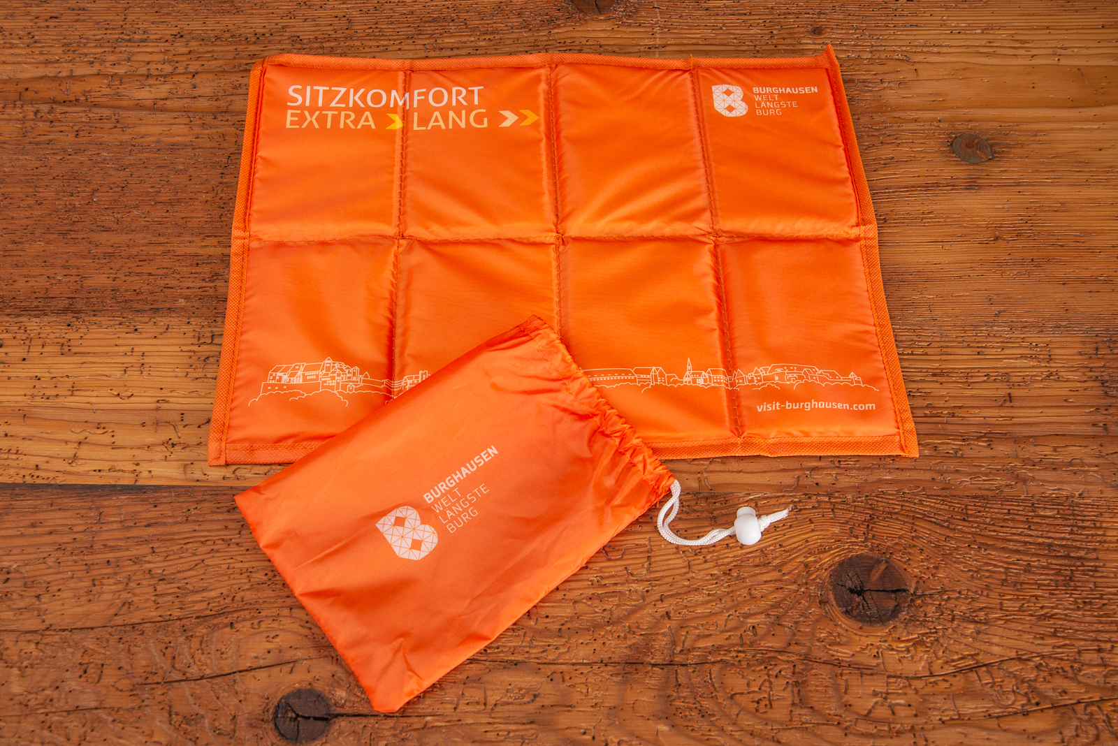 Sitzkissen orange mit Werbedruck als Werbeartikel.