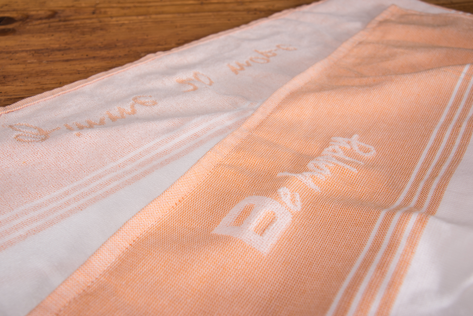 Strandtuch mit Reliefeinwebung als Werbeartikel im Corporate design..