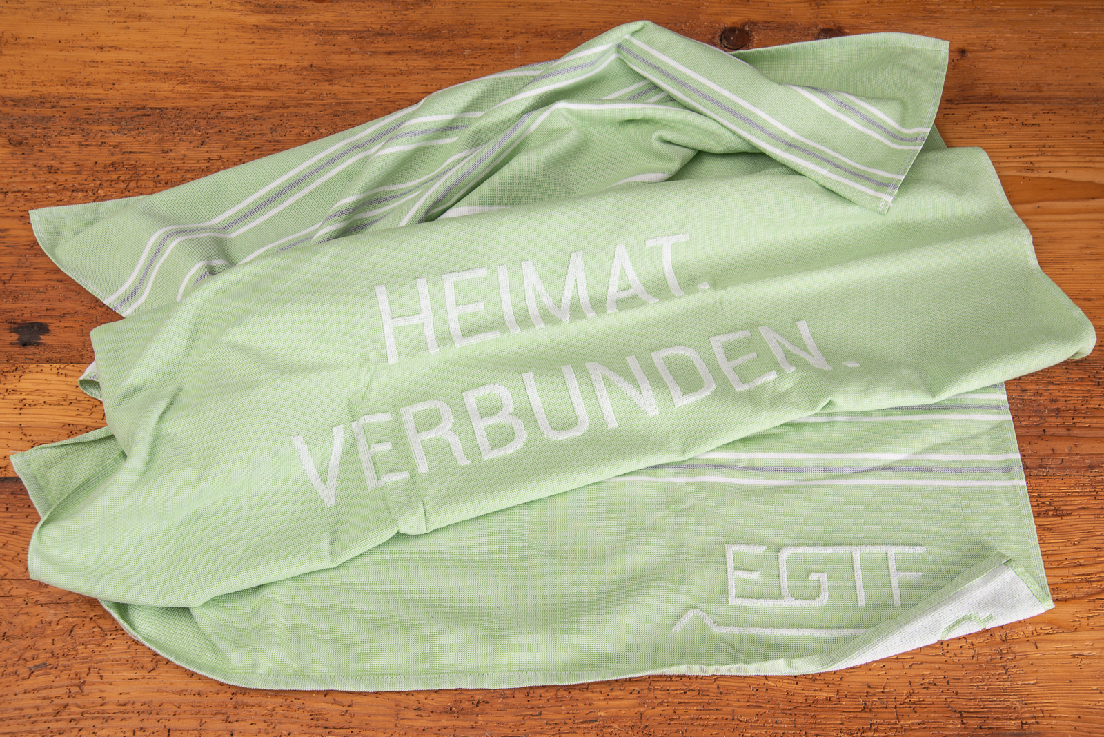 Hellgr&uuml;nes Strandtuch mit Reliefeinwebung als hochwertiges Incentive mit Mehrwert f&uuml;r Kunden.