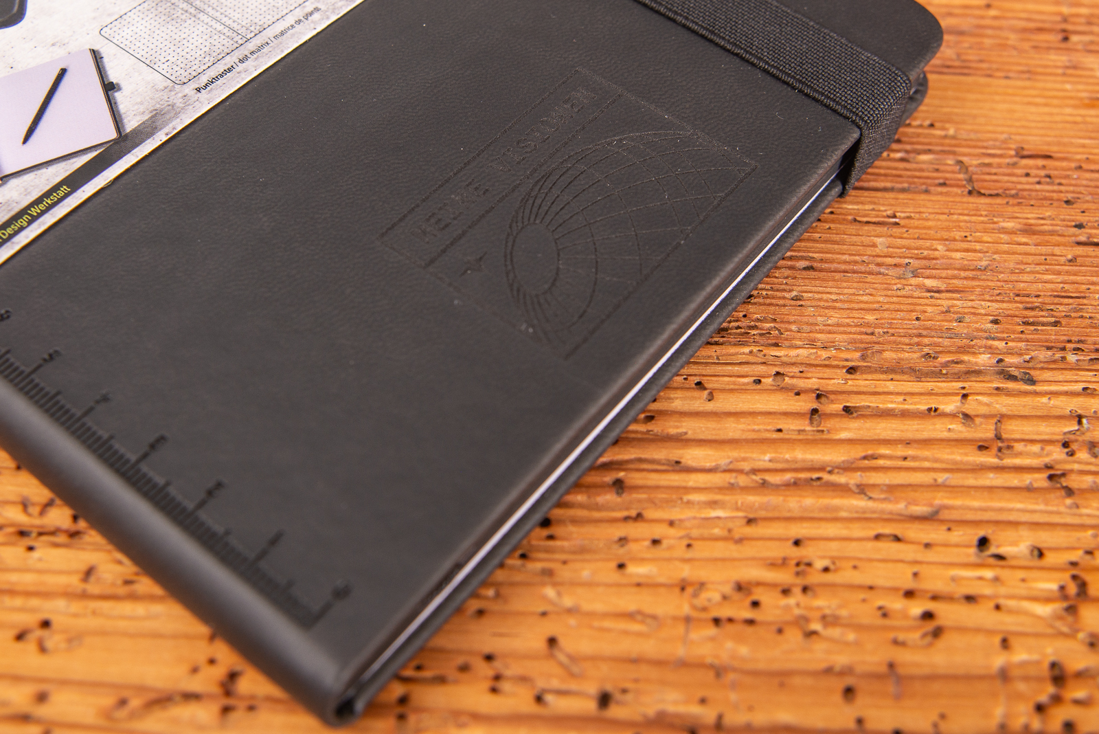 Werbeanbringung Pr&auml;gung auf dem Notizbuch Slimpad von Troika im Detail