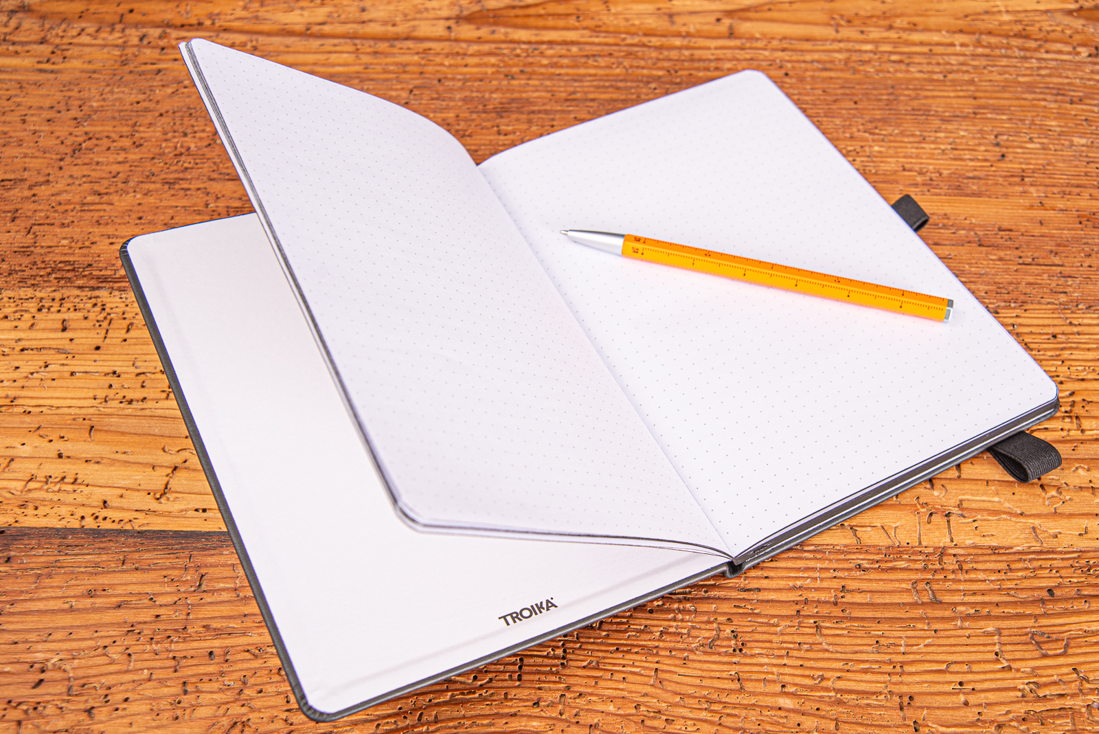 Slimpad von Troika - schwarzes Notizbuch aus Kunstleder mit orangefarbenen Construction Basic in Orange