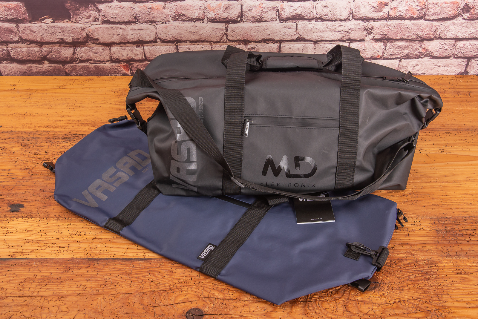 Farbbeispiele des Duffel Bag von Vasad. Die allweather Reisetasche ist robust und f&uuml;r alle Outdooraktivit&auml;ten ger&uuml;stet. 