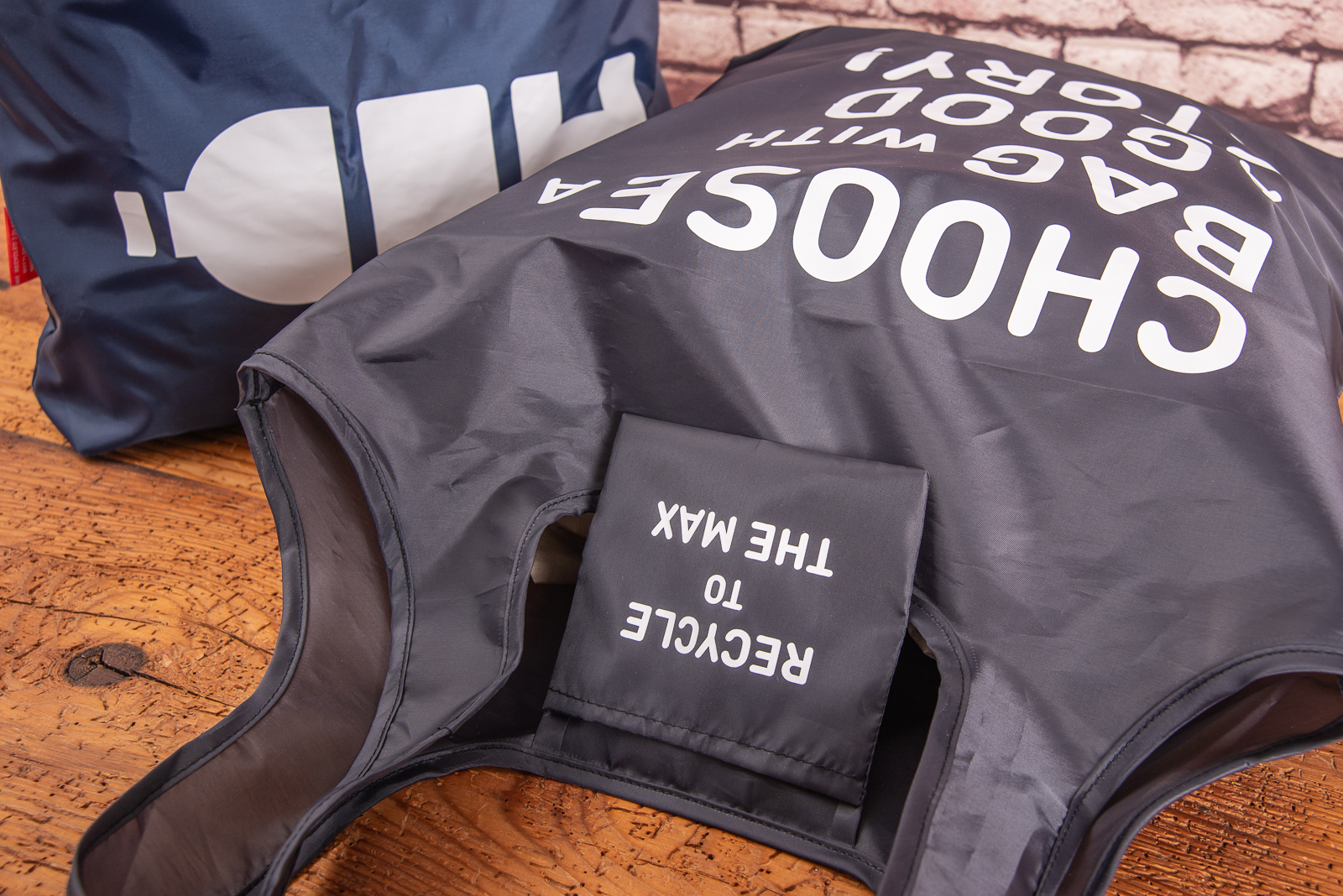 Faltbare Einkaufstasche mit praktischer Innentasche, in der die Einkaufstasche komfortabel eingesteckt wird.