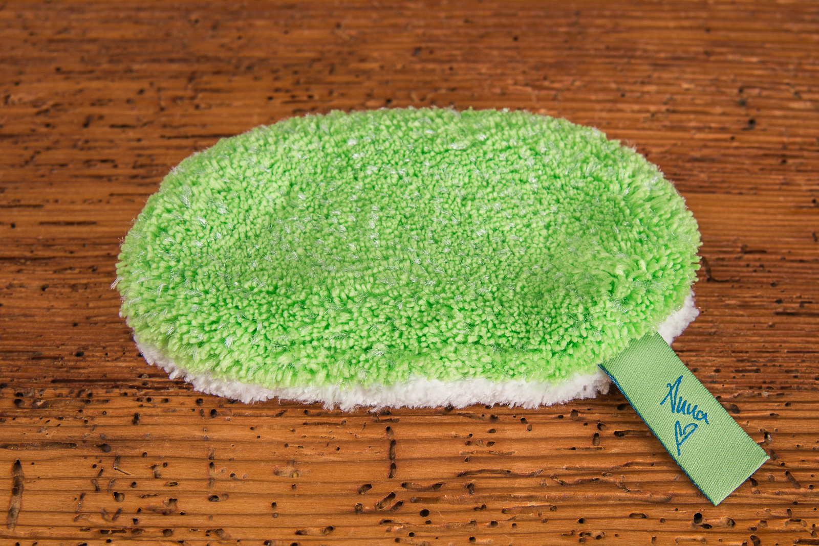 Gr&uuml;n-wei&szlig;es waschies Abschminkpad mit Logo-Label als Werbeartikel.