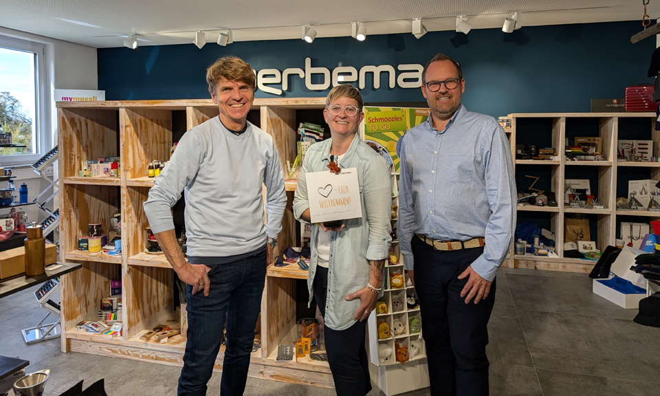 Nadine Bischof Head of Customer Service zusammen mit werbemax Gesch&auml;ftsf&uuml;hrer Gerhard Bezold und Christin H&ouml;fling