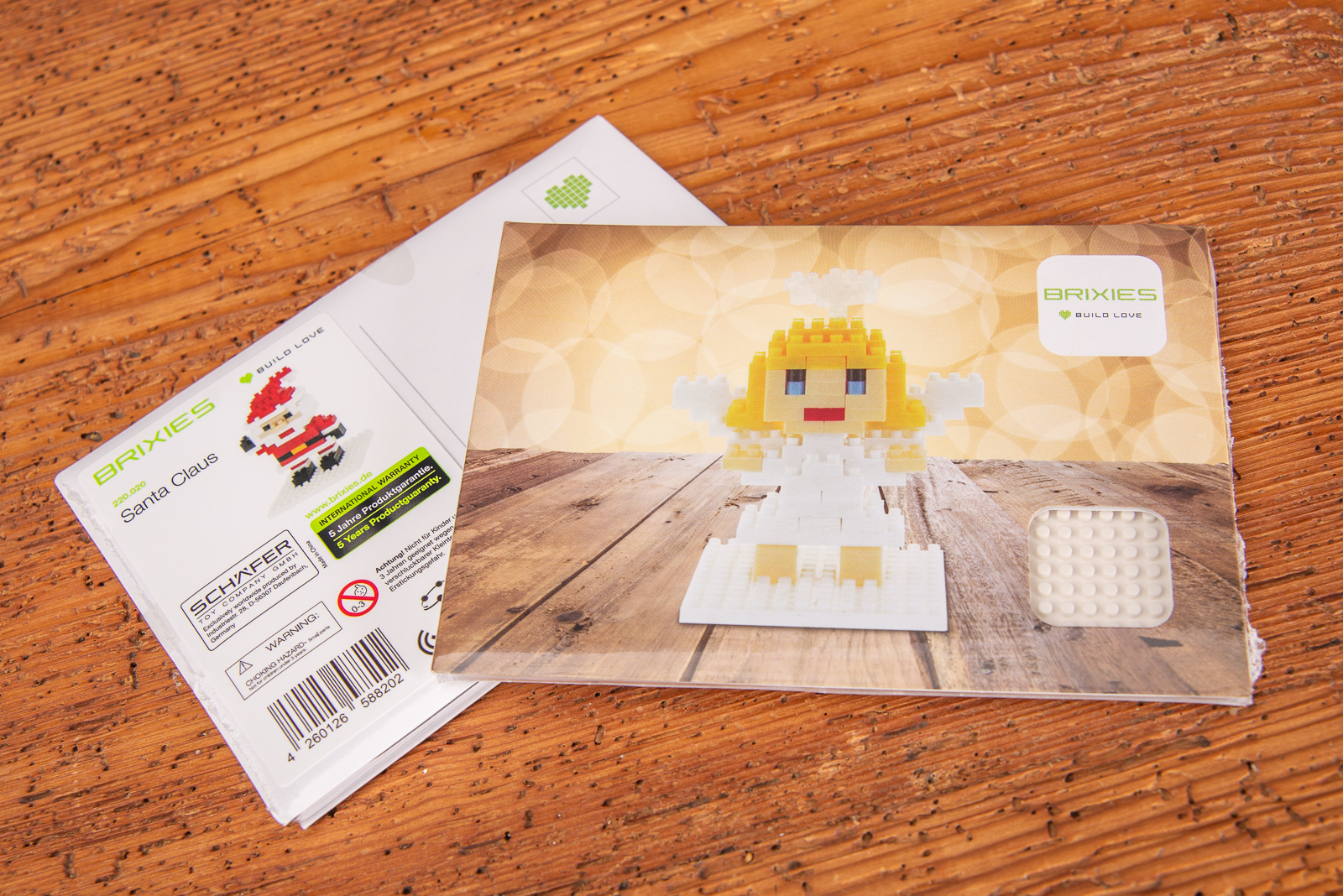 Kreative Weihnachtskarten f&uuml;r Kunden und Mitarbeiter, die Brixies Postcard mit kleinen Miniaturbausteinen in Ihrem Motiv