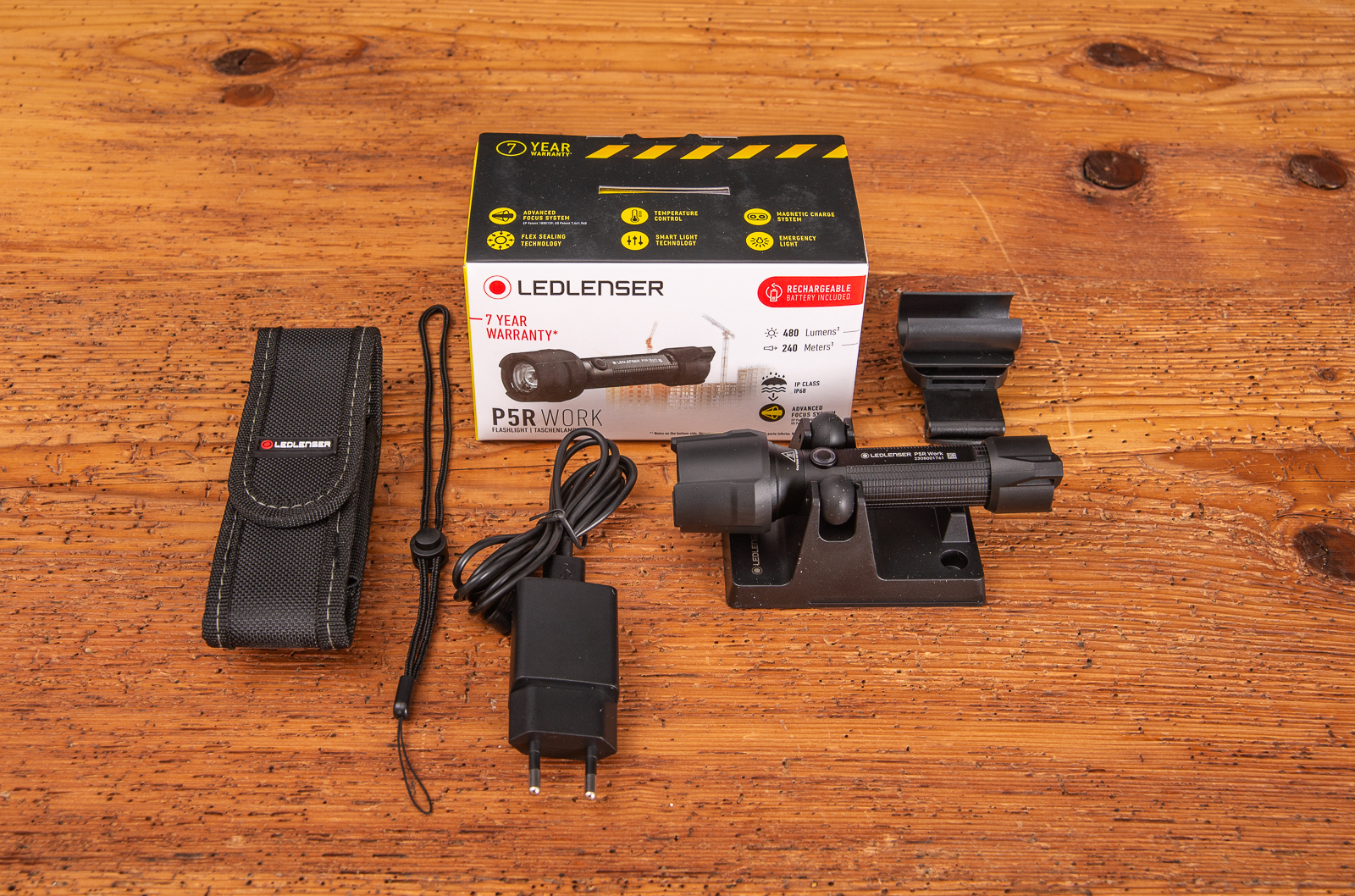 Taschenlampe von LEDLenser f&uuml;r den professionellen Arbeitsbereich mit viel Zubeh&ouml;r als Pr&auml;mie mit Logogravur.