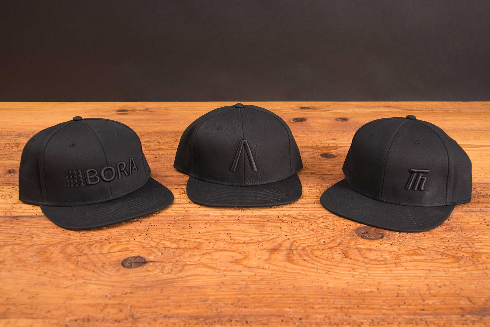 Verschiedene Modelle vom Logostick auf den trendigen Snapback-Caps als Werbegeschenk