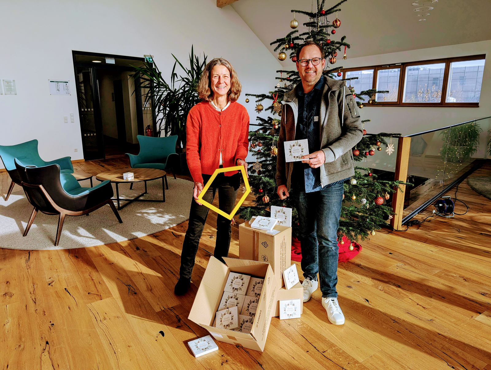 Spenden&uuml;bergabe Adventskalender der Firma werbemax Werbeartikel an das Ronald Mc Donald Haus in Vogthareuth in weihnachtlicher Umgebung.