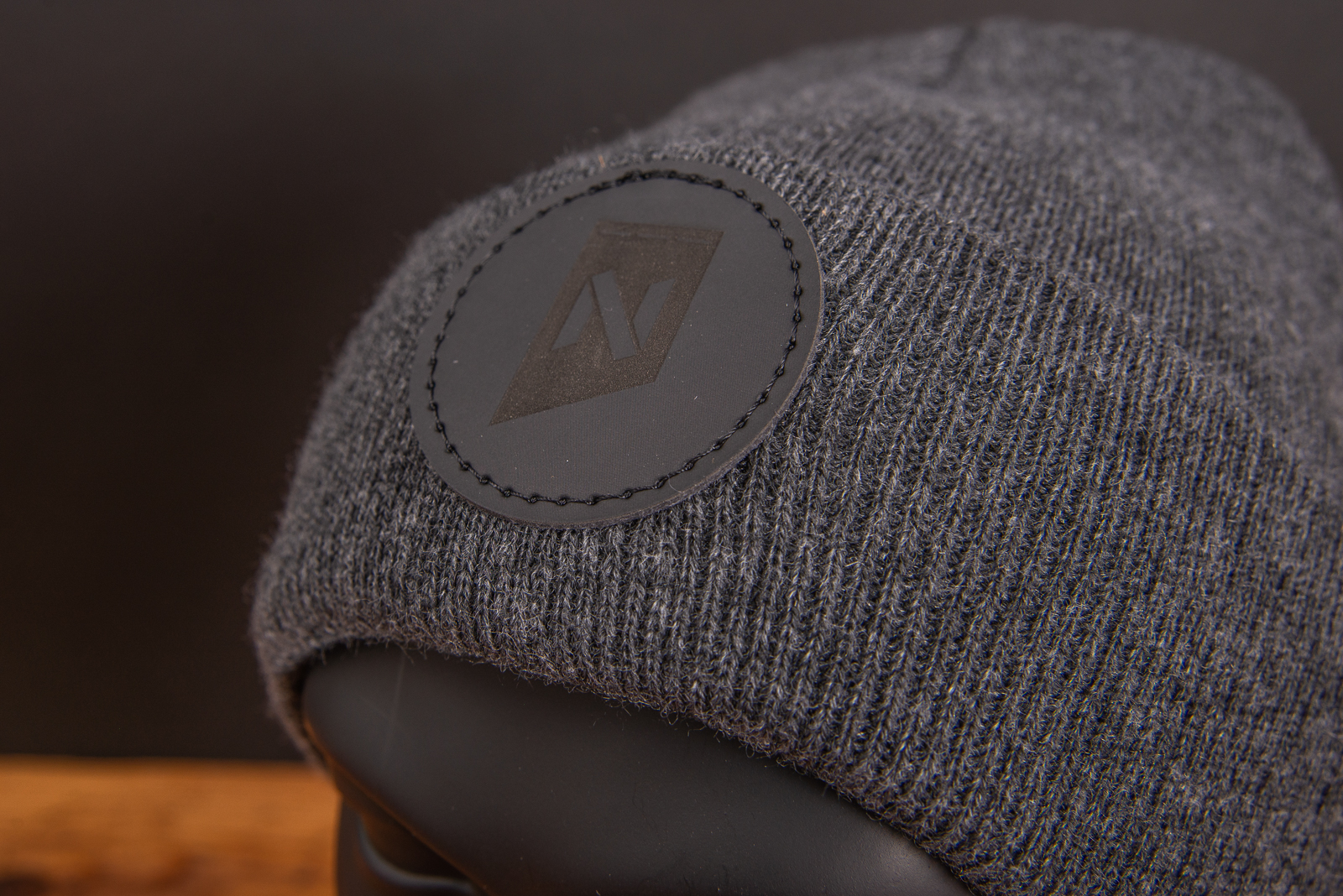 Beanie grau mit Logo runder Patch als Werbegeschenk.