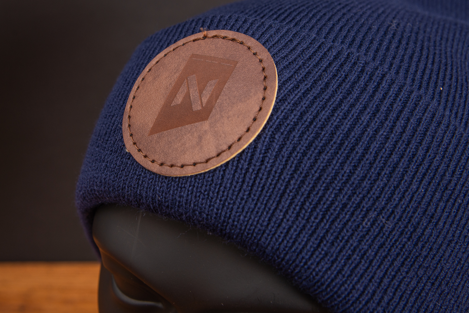 Beanie M&uuml;tze blau mit Logo runder Patch als Werbeartikel.