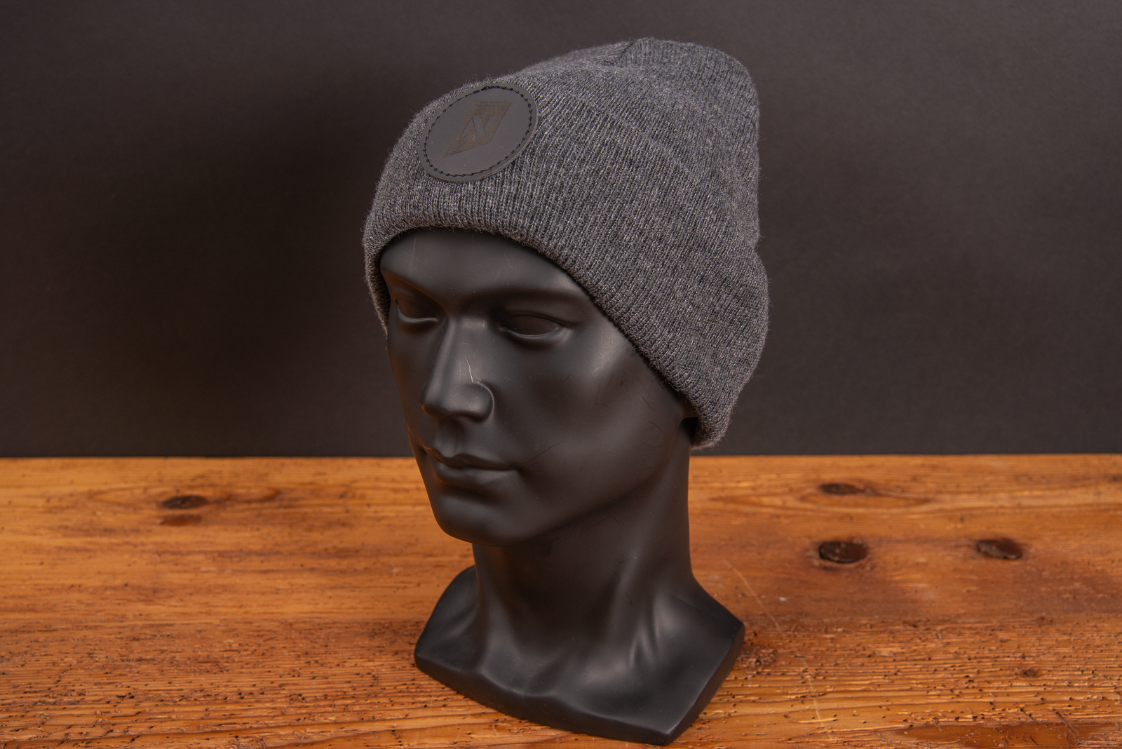 Beanie grau mit Logopatch als Werbegeschenk.