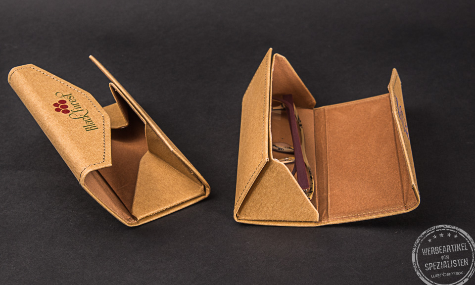Zwei bedruckte Brillenetuis aus Kraftpapier als Werbeartikel.