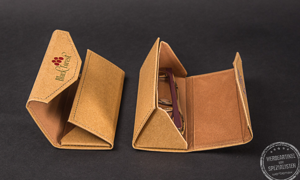 Zwei faltbare Kraftpapier Brillenetuis mit Logodruck als Kundengeschenke.