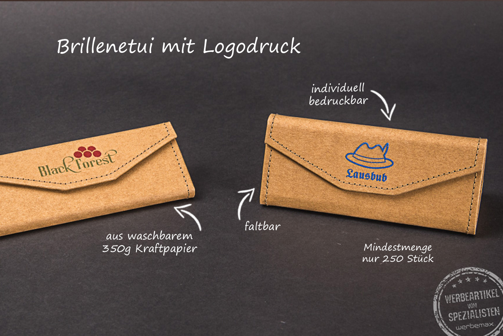 Zwei zusammengefaltete Brillenetuis aus Kraftpapier mit Logodruck als Werbemittel. Inklusive Detailbeschreibung auf schwarzem Hintergrund.