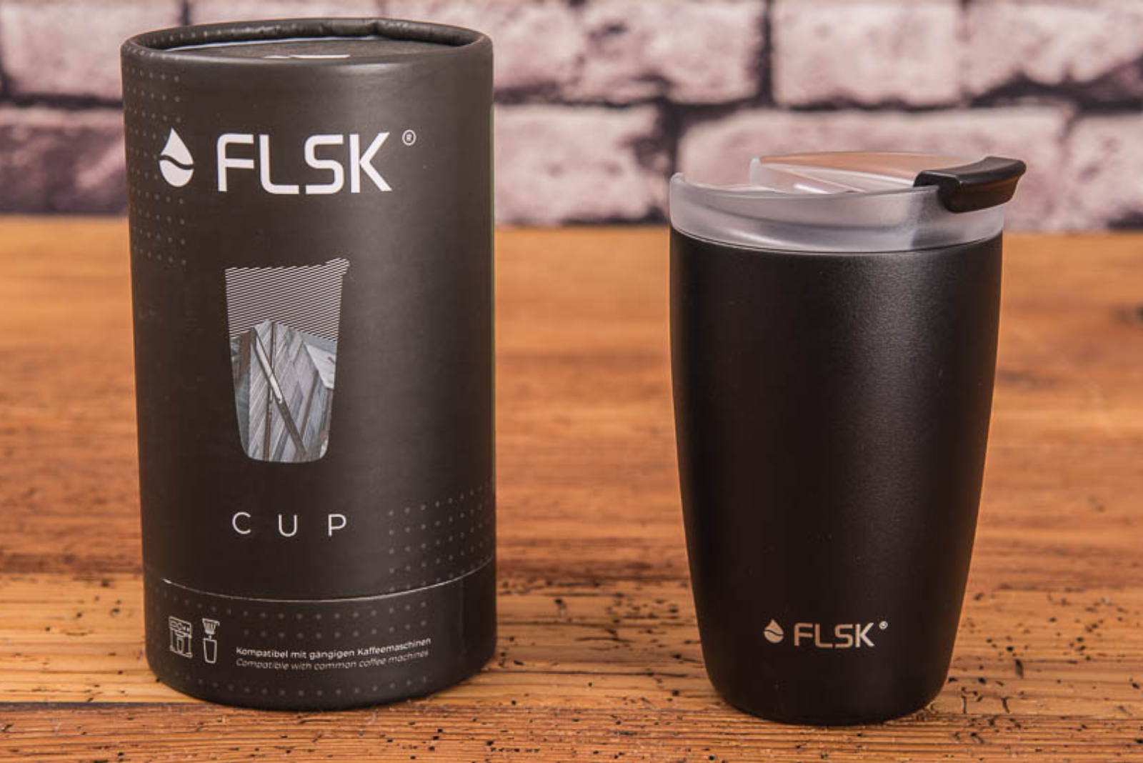 FLSK CUP schwarz mit Logo und Verpackung als Werbeartikel.
