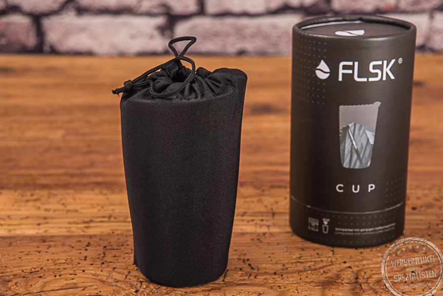 FLSK CUP Thermobecher schwarz individuell bedruckt mit Verpackung und Mikrofaserbeutel als Werbegeschenk auf Holzplatte