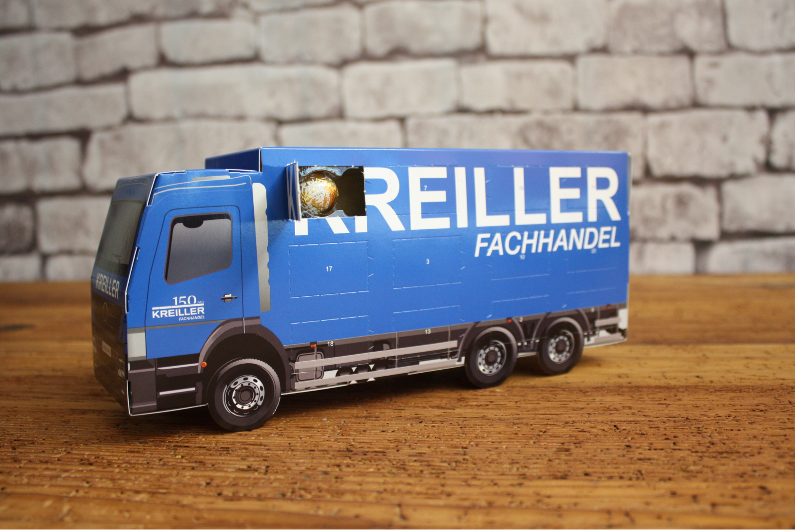 3D LKW Adventskalender mit Logo-Aufdruck als Werbegeschenk.