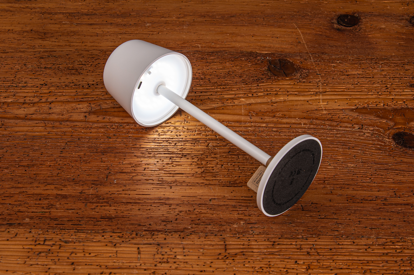 Kabellose Tischlampe mit 8 Stunden Leuchtdauer in vier Farben verf&uuml;gbar. Ein sch&ouml;nes Werbegeschenk mit einer dezenten Logogravur.