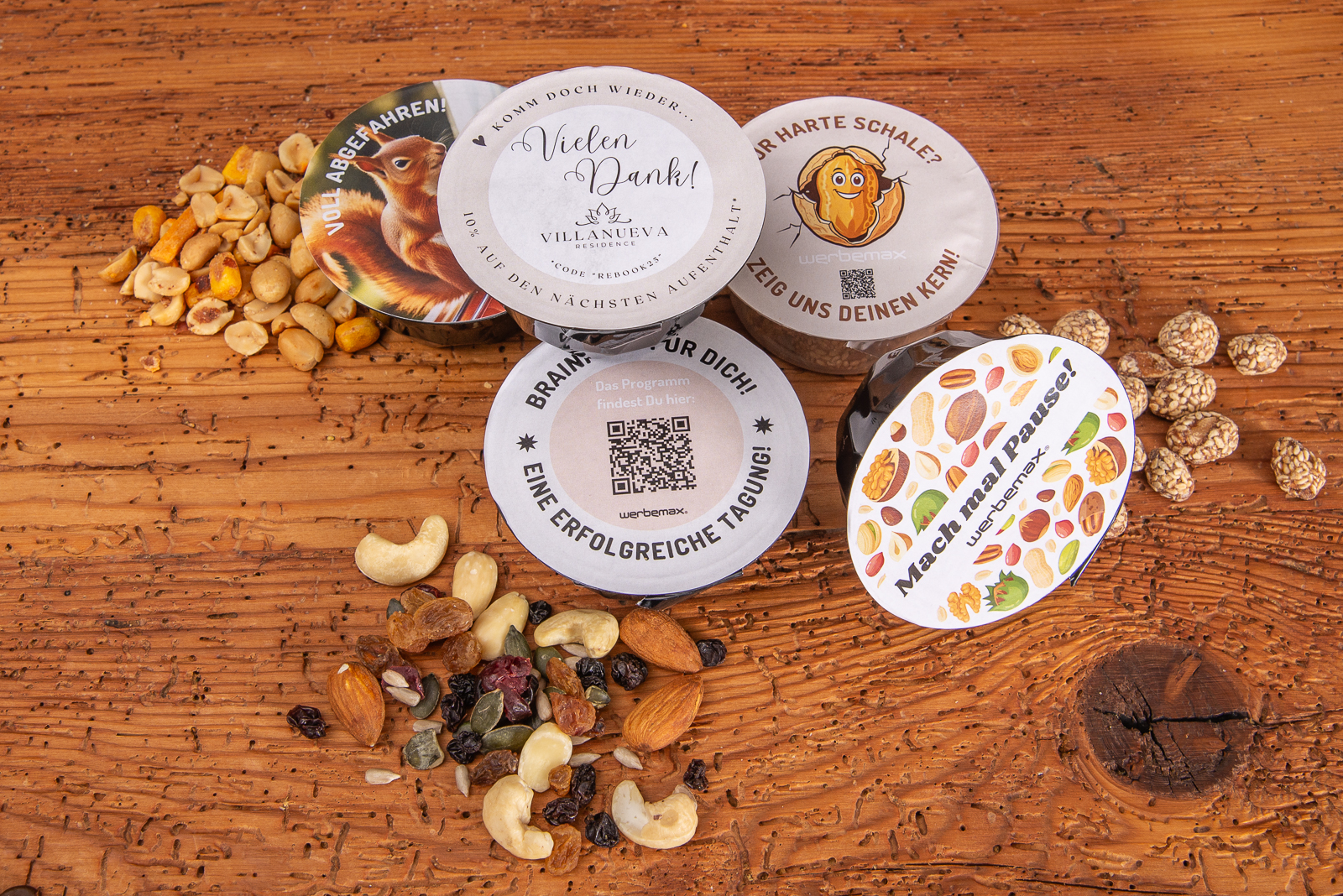 Nutsbox Nussmischungen in der Schale mit Logo auf Deckel als Werbemittel.