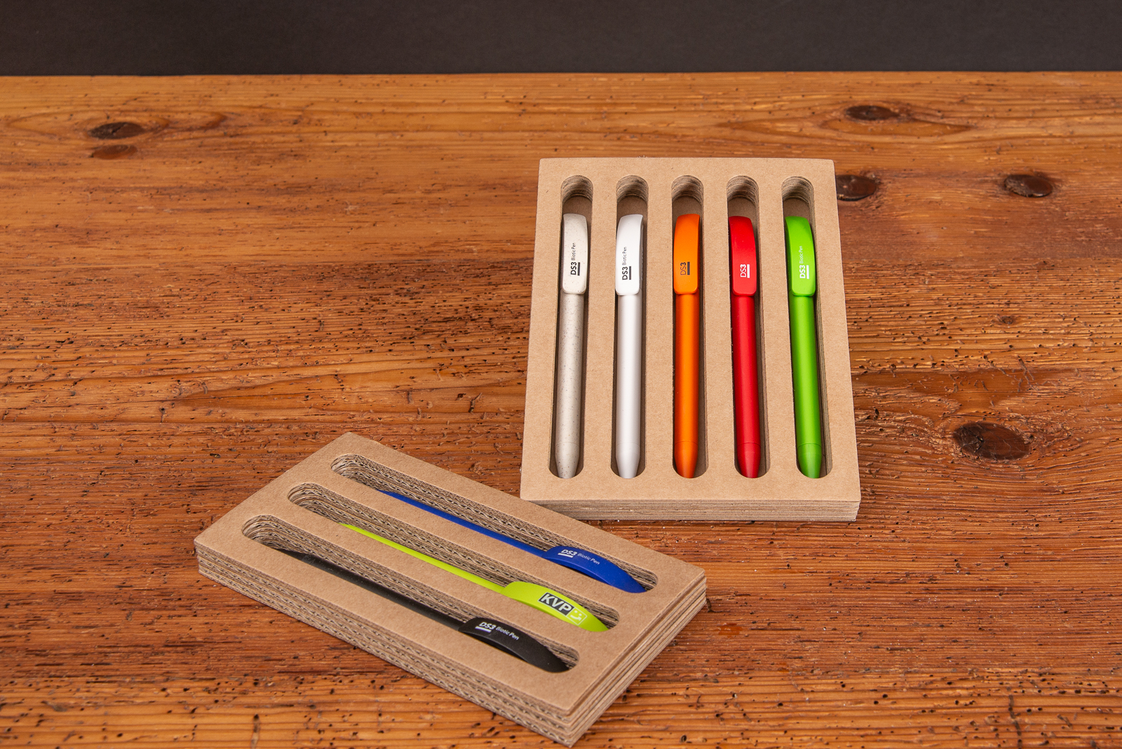 Acht Prodir Werbekugelschreiber mit Logodruck als Werbeartikel.