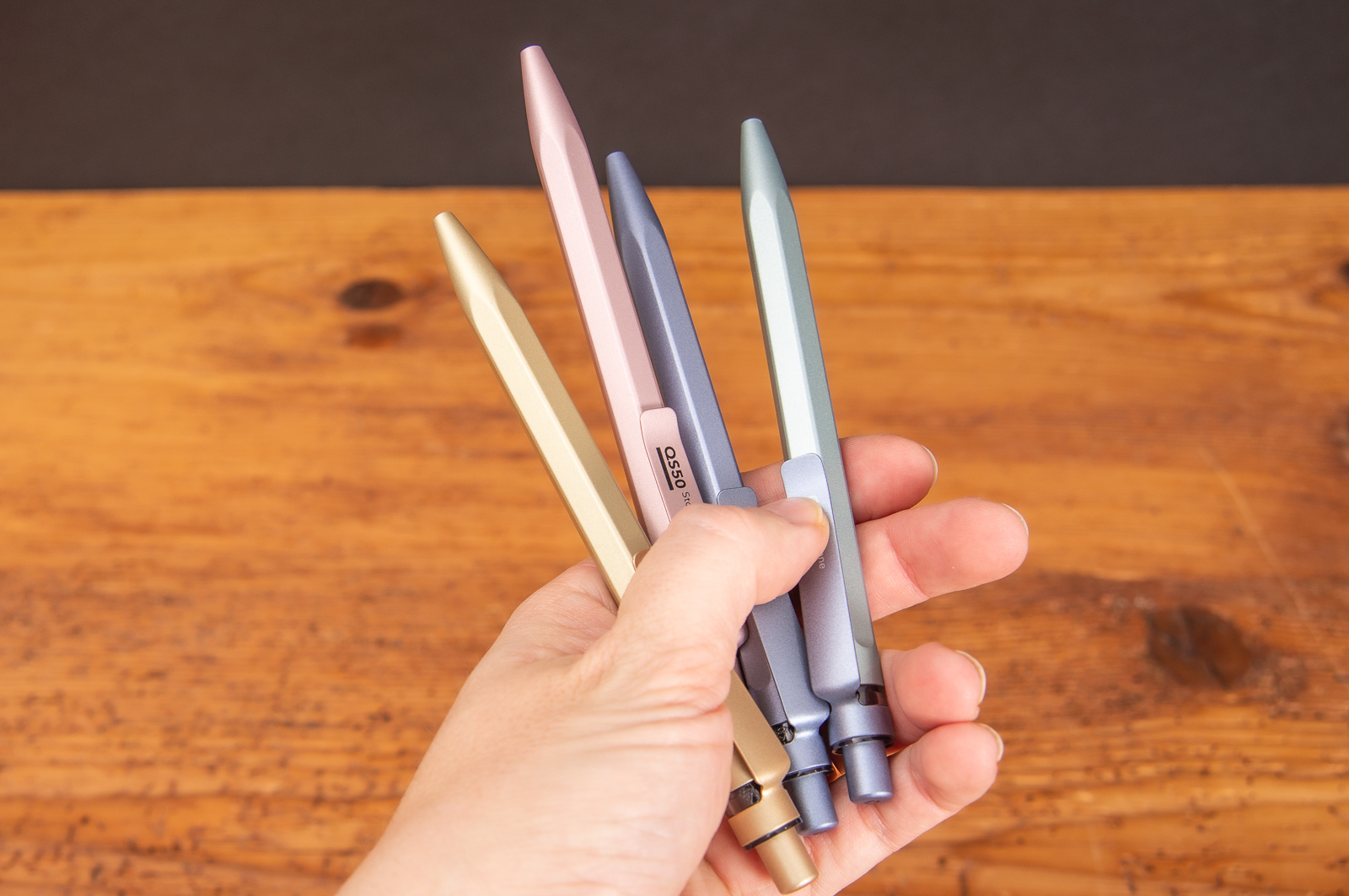 Vier Prodir QS50stone Kugelschreiber gehalten von einer Hand.