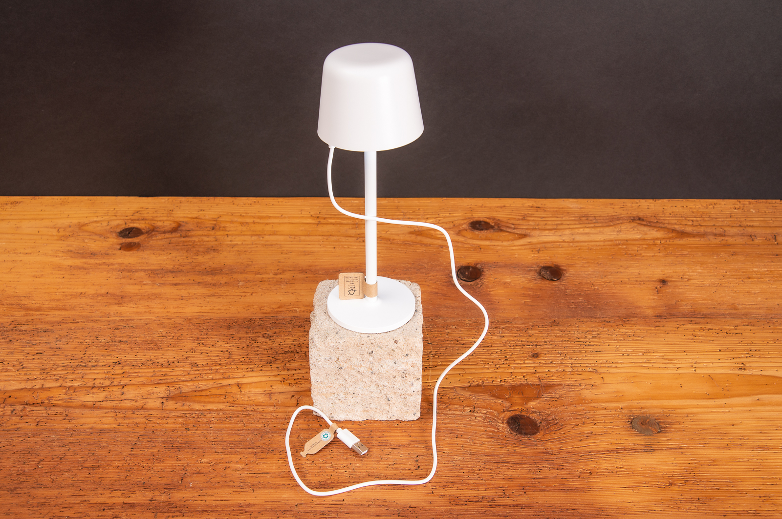 Moderne Tischlampe mit Touchfunktion. Die LED Tischlampe ist aus recyceltem Kunststoff und via USB C wiederaufladbar.