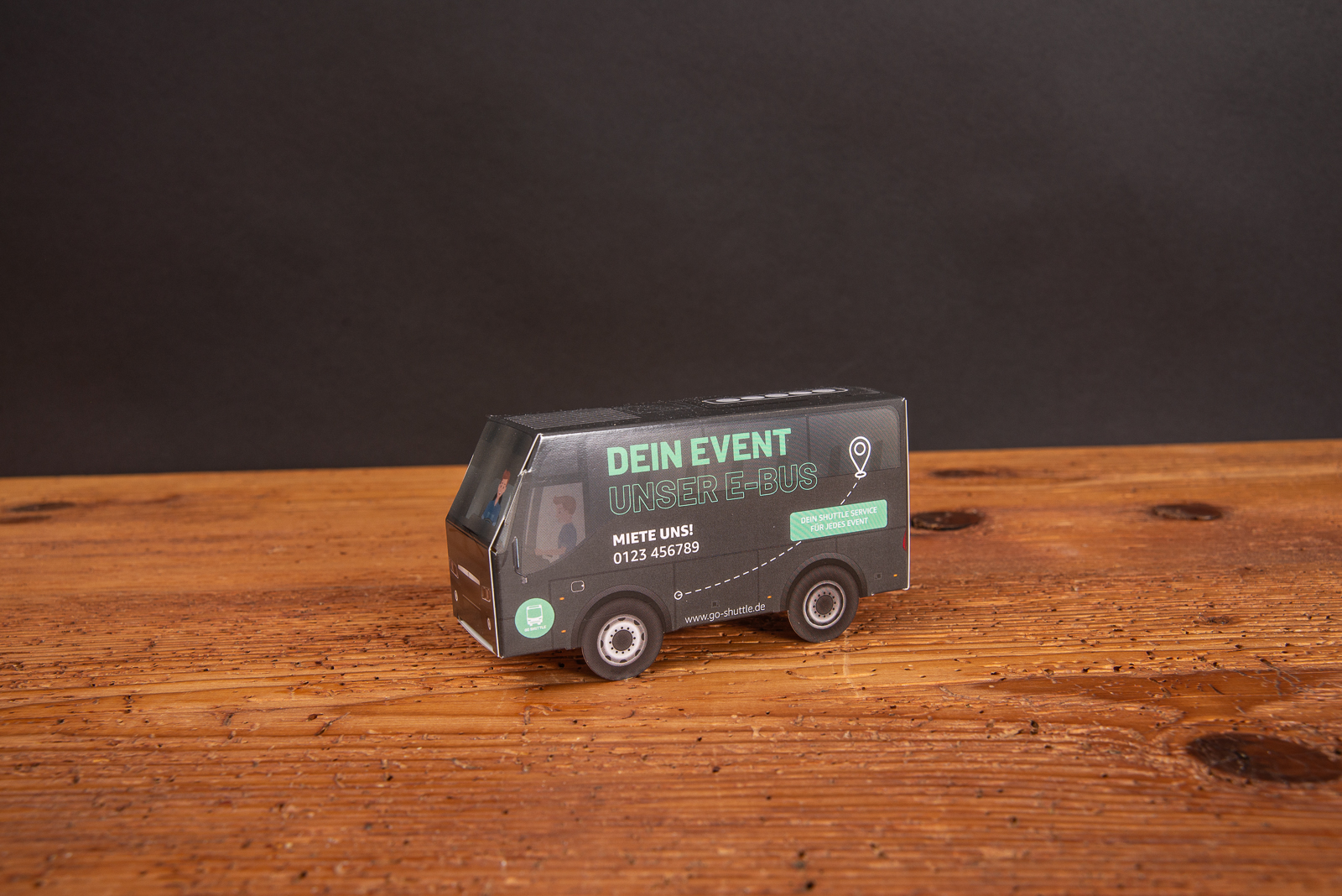 3D Pr&auml;sent Bus vollfl&auml;chig bedruckt im Corporate Design mit Schoko F&uuml;llung als Werbegeschenk f&uuml;r Kunden und Mitarbeiter.