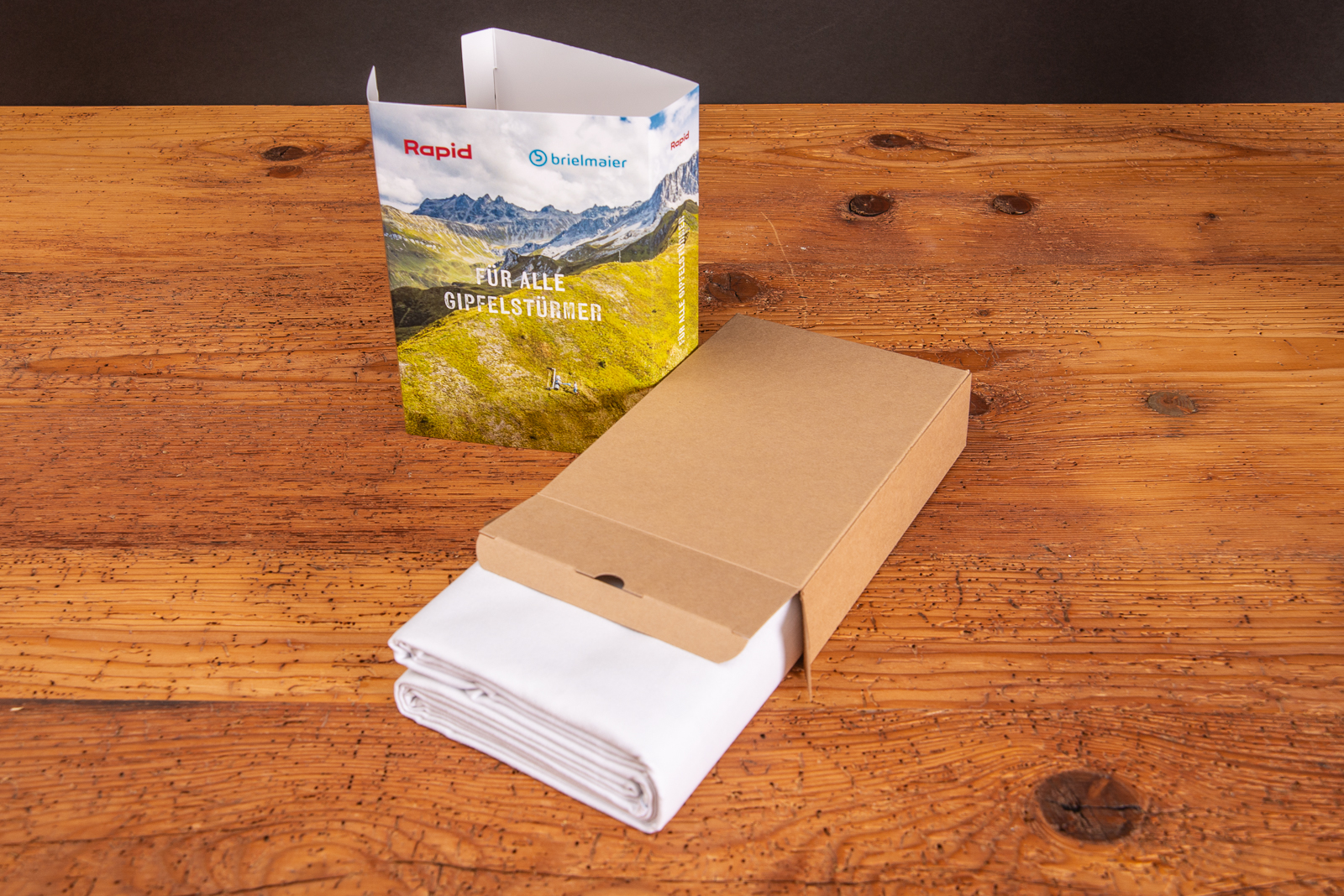 Activetowel individuell bedruckt mit Werbebanderole und Verpackung als Werbeartikel.