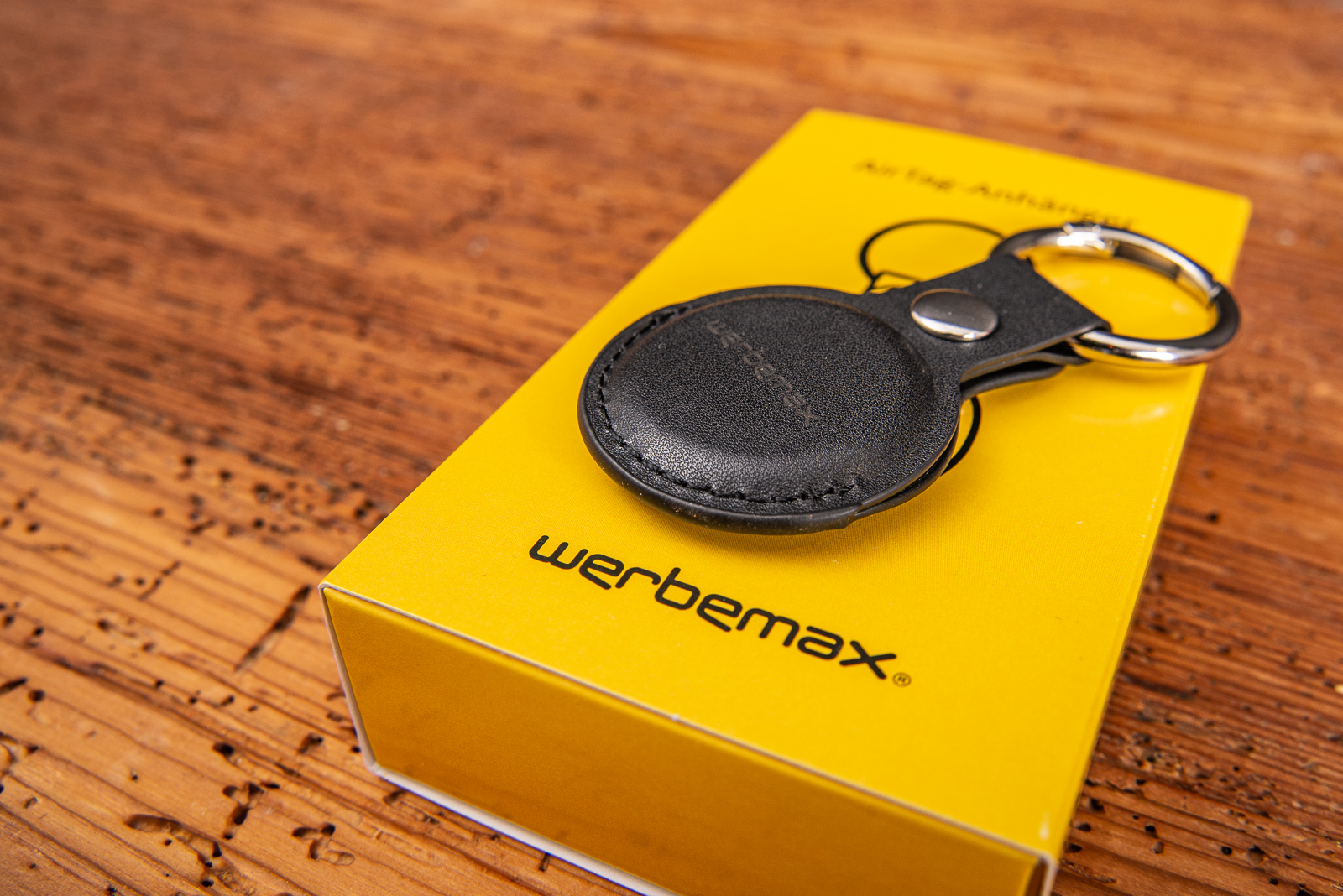 Apple Air Tag in Schwarz mit Schl&uuml;sselanh&auml;nger in einer individuellen Kartonage