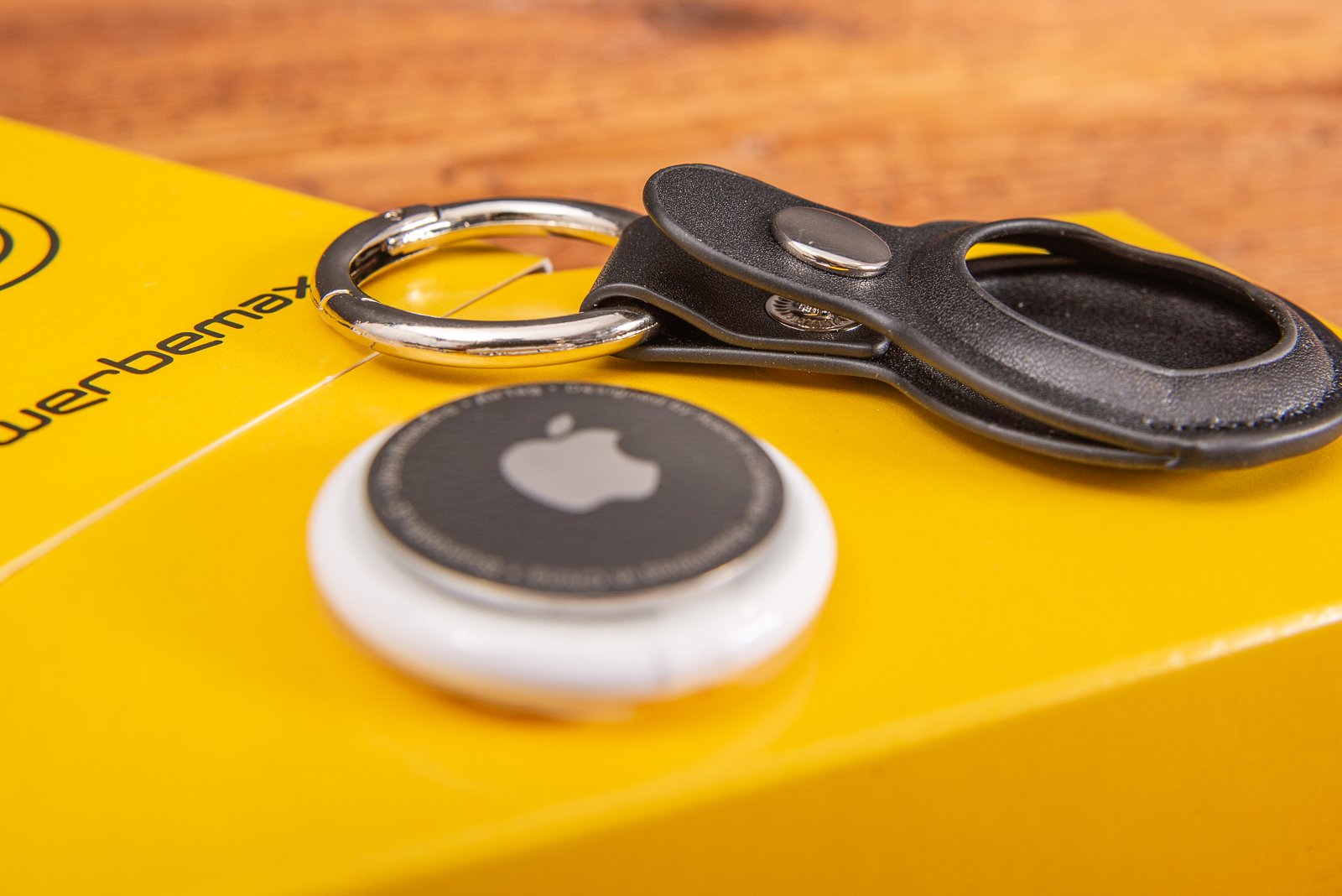 Detailansicht vom Apple Airtag und der dazugeh&ouml;rigen Cover-Schl&uuml;sselanh&auml;nger Kombination in schwarz. 