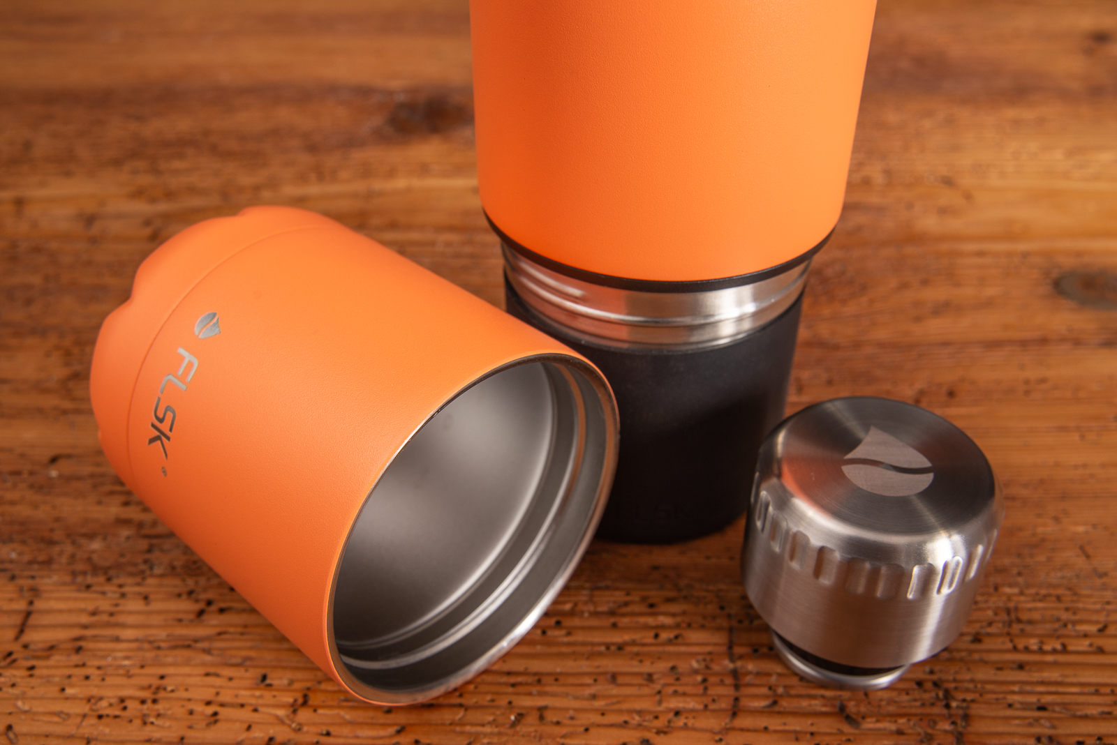 FLSK Trinkflasche mit integriertem, hier abgeschraubtem Becher als Flaschenboden als hochwertiges Werbegeschenk